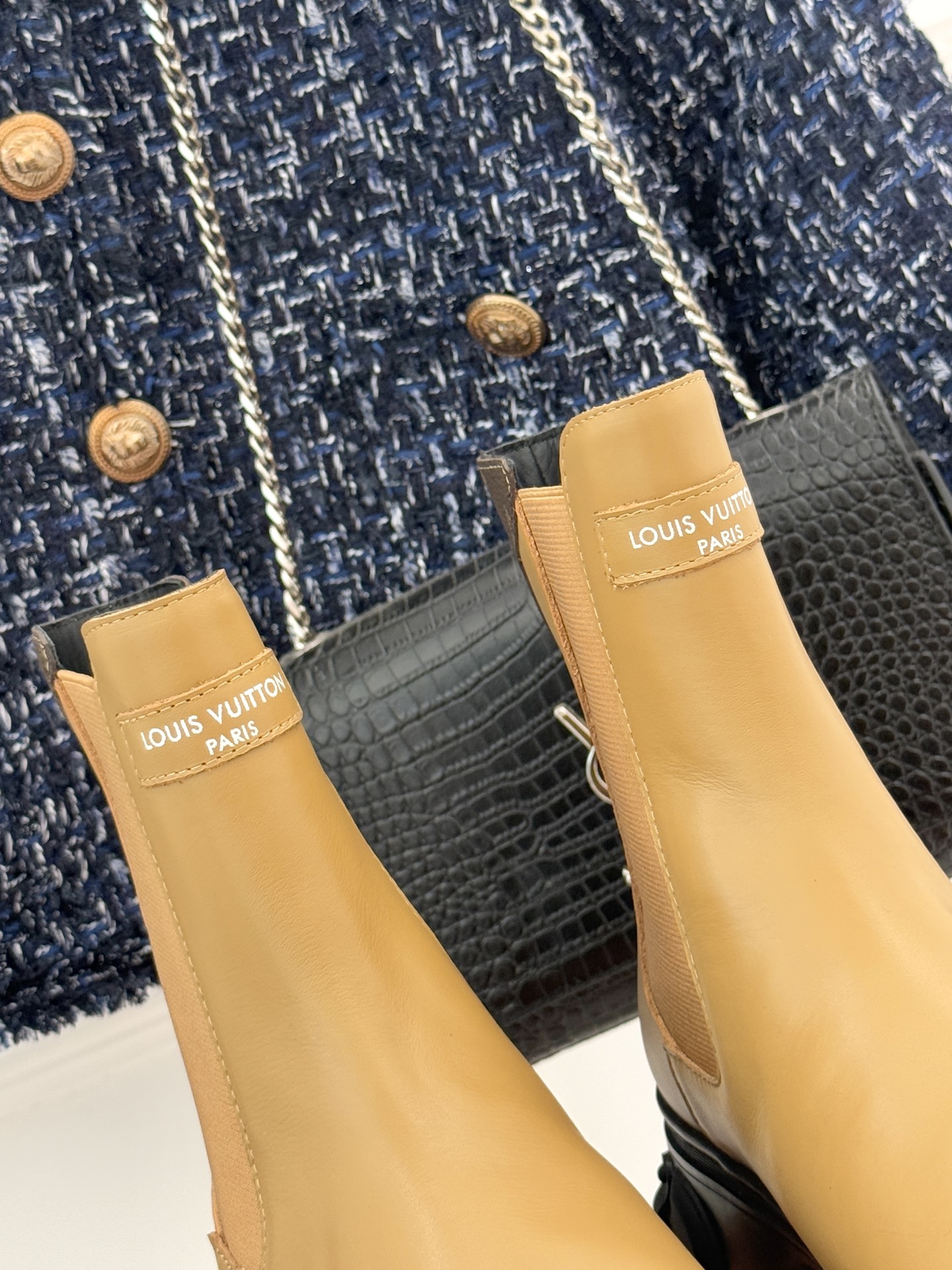 驴牌25WF秋冬新品切尔西厚底短靴这款切尔西短靴无疑是当季的闪耀之星将经典元素与先锋设计巧妙融合重新定义