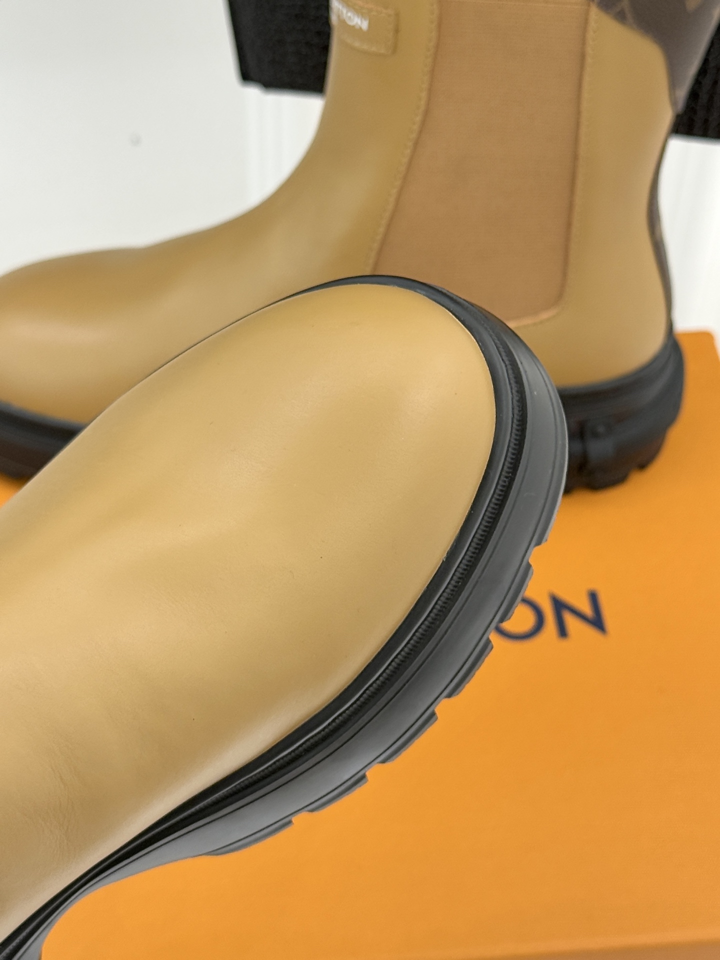 驴牌25WF秋冬新品切尔西厚底短靴这款切尔西短靴无疑是当季的闪耀之星将经典元素与先锋设计巧妙融合重新定义