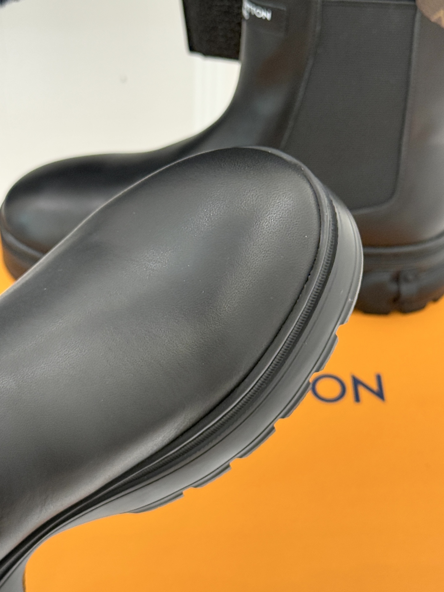 驴牌25WF秋冬新品切尔西厚底短靴这款切尔西短靴无疑是当季的闪耀之星将经典元素与先锋设计巧妙融合重新定义