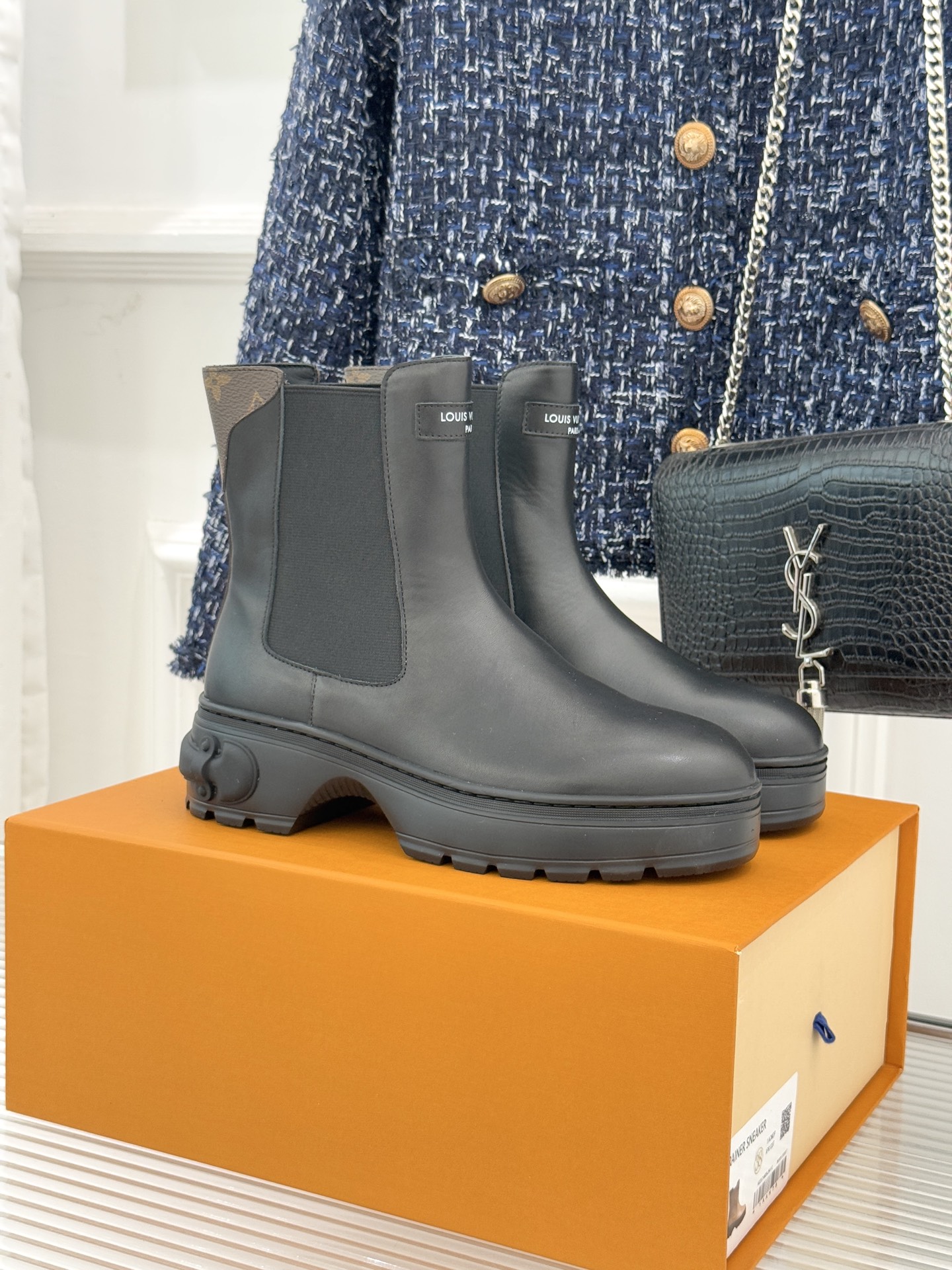 NO:594653,Donkey brand 25WF autumn and winter new Chelsea thick-soled short boots. This Chelsea short boot is undoubtedly the shining star of the season. It cleverly combines classic elements with avant-garde design to redefine the fashionable standards of urban travel. The iconic Monogram presbyopia pattern is delicately presented with hot stamping technology. Under the caress of light, the depth is smooth, telling the legendary story of the brand for centuries. The brand logo decoration on the boot opening has a cold and eye-catching texture, which not only breaks the overall monotony but also becomes the key to focus the eyes.  The low profile highlights LV's unique identity. The thick-soled design is the perfect balance between practicality and aesthetics. It not only provides stable walking support, but also inadvertently elongates the leg line, making you instantly full of aura. Whether you are walking on the bustling streets or attending high-end parties, you can feel confident. It takes you through the hustle and quiet of the city and becomes the fashionable focus in the streets. The fabric is made of original custom leather and the inner foot pads are all sheepskin.  Original molded custom combination outsole size 35-39 (customized 40/41), boots, louis vuitton, louis vuitton, boots, sheepskin19860909驴牌25WF秋冬新品切尔西厚底短靴 这款切尔西短靴无疑是当季的闪耀之星 将经典元素与先锋设计巧妙融合 重新定义都市出行的时髦准则. 标志性的Monogram老花图案 以烫印工艺细腻呈现 在光线的轻抚下 深浅有致 诉说着品牌百年的传奇故事. 靴口的品牌标装饰 质感冷冽又夺目 既打破了整体的单调 又成为目光聚焦的关键 低调中彰显出LV独有的身份标识. 厚底设计 是对实用与美学的完美平衡. 它不仅提供了稳健的行走支撑 更在不经意间拉长腿部线条 让你瞬间气场全开 无论是漫步繁华街头 还是出入高端派对 都能自信满满. 带你穿梭于都市的喧嚣与静谧 成为街头巷尾的时髦焦点. 面料采用原版定制皮料 内里垫脚均为羊皮 原版开模定制组合大底 size35-39（40/41定制）,靴子,louis vuitton,louis vuitton,boots,sheepskin,Women's Shoes