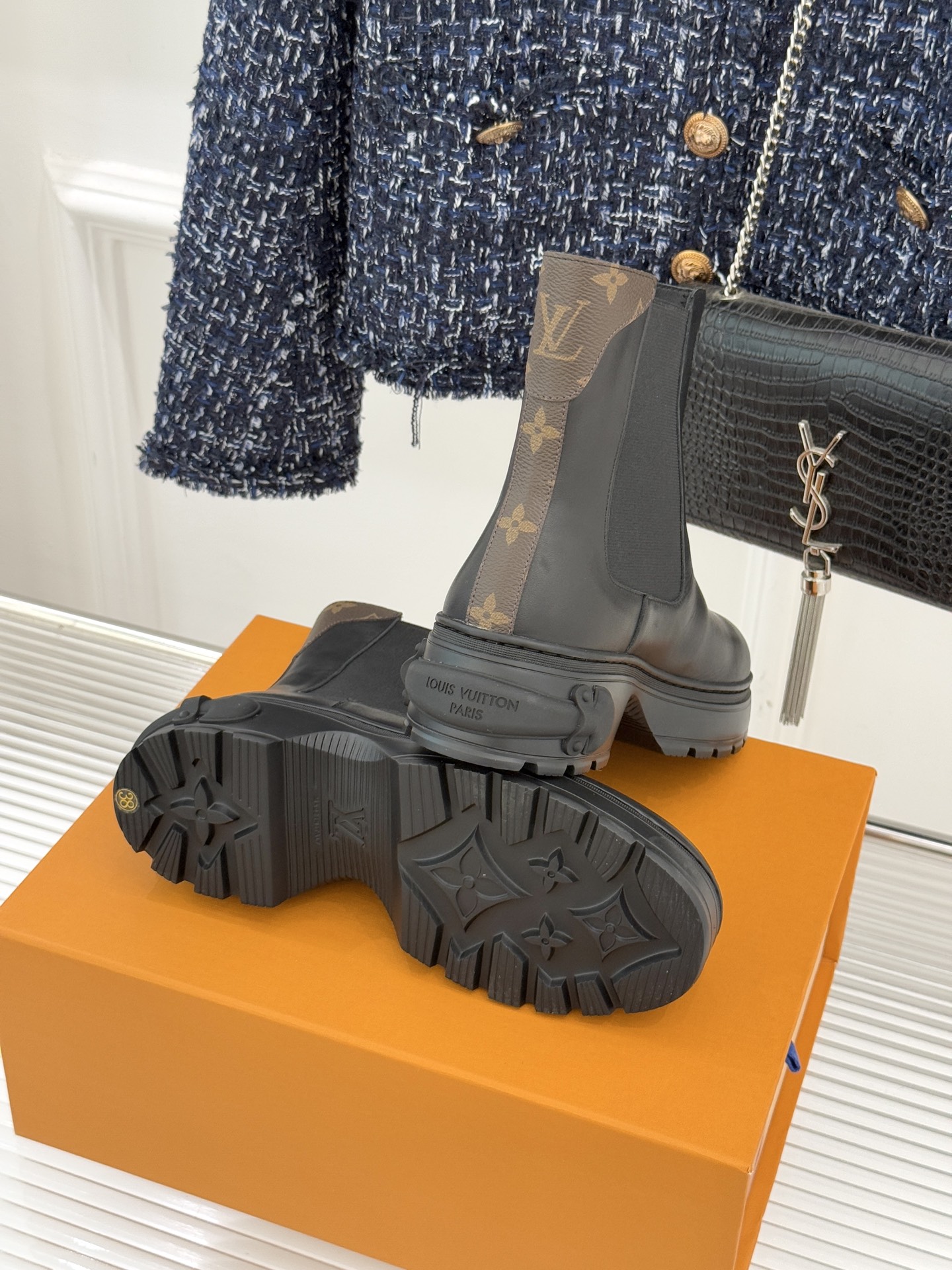 驴牌25WF秋冬新品切尔西厚底短靴这款切尔西短靴无疑是当季的闪耀之星将经典元素与先锋设计巧妙融合重新定义