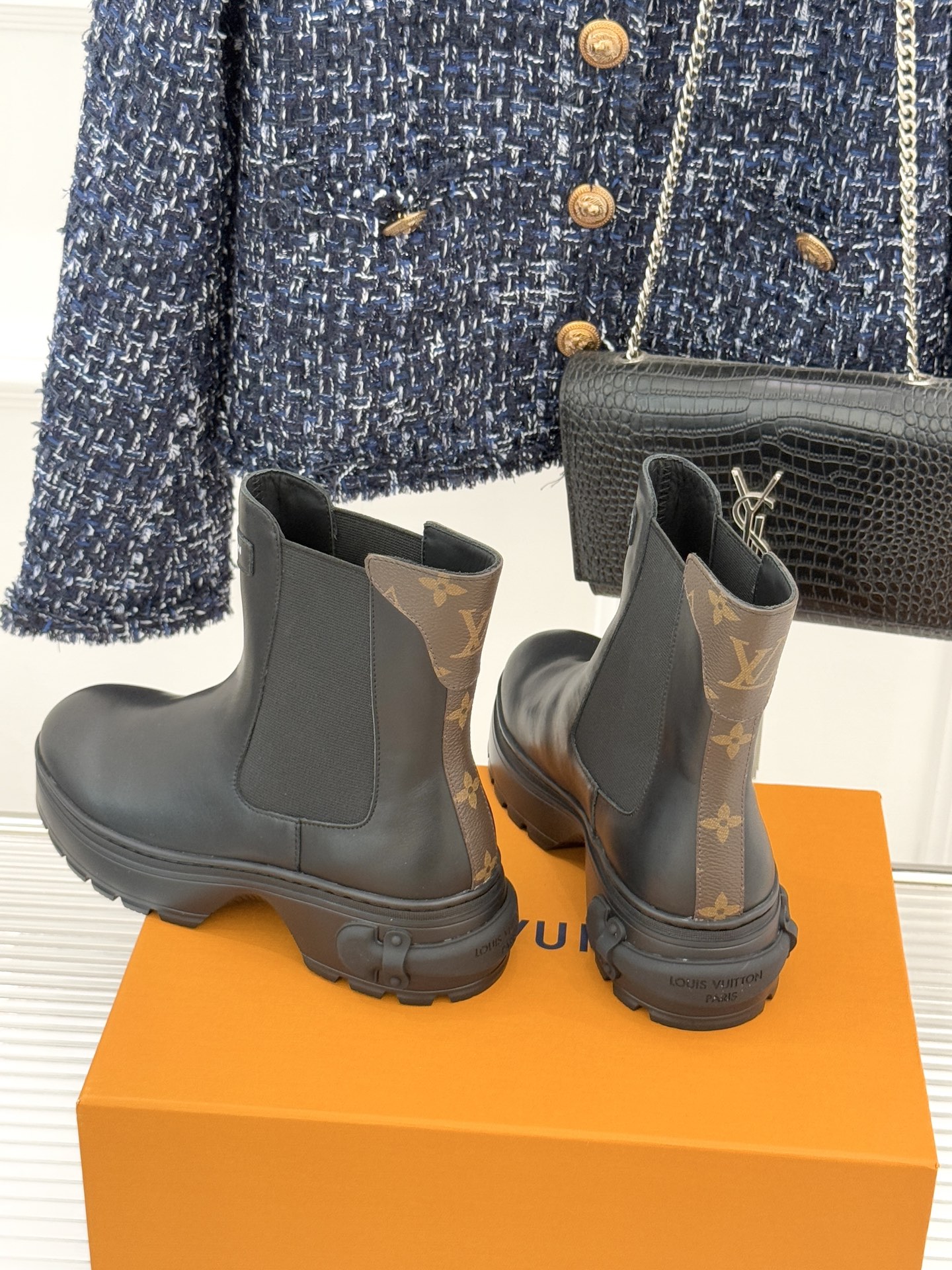 驴牌25WF秋冬新品切尔西厚底短靴这款切尔西短靴无疑是当季的闪耀之星将经典元素与先锋设计巧妙融合重新定义