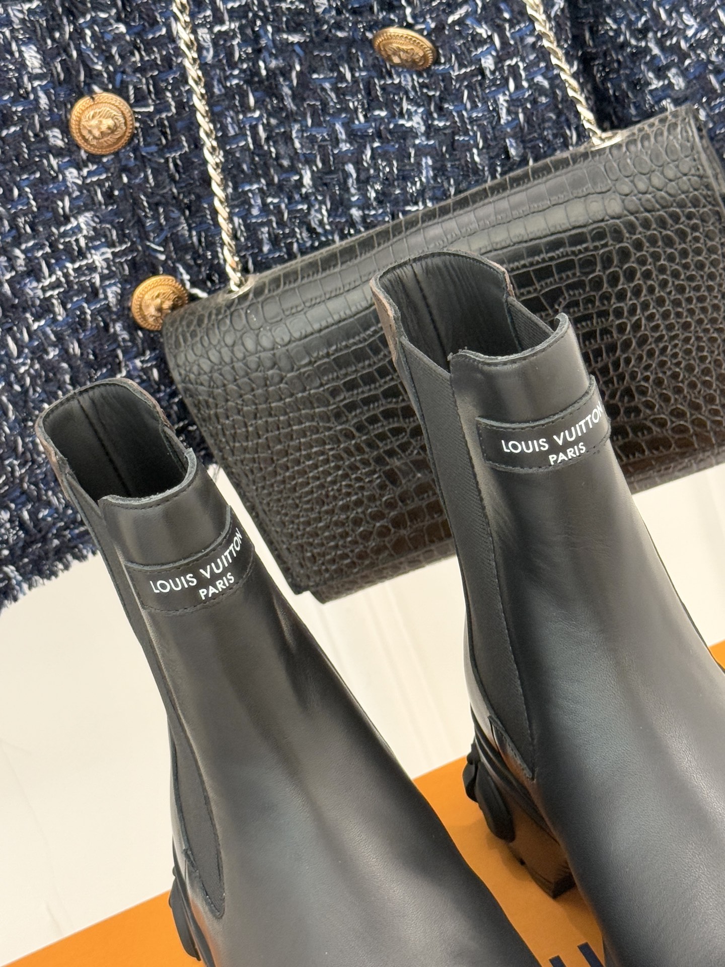 驴牌25WF秋冬新品切尔西厚底短靴这款切尔西短靴无疑是当季的闪耀之星将经典元素与先锋设计巧妙融合重新定义