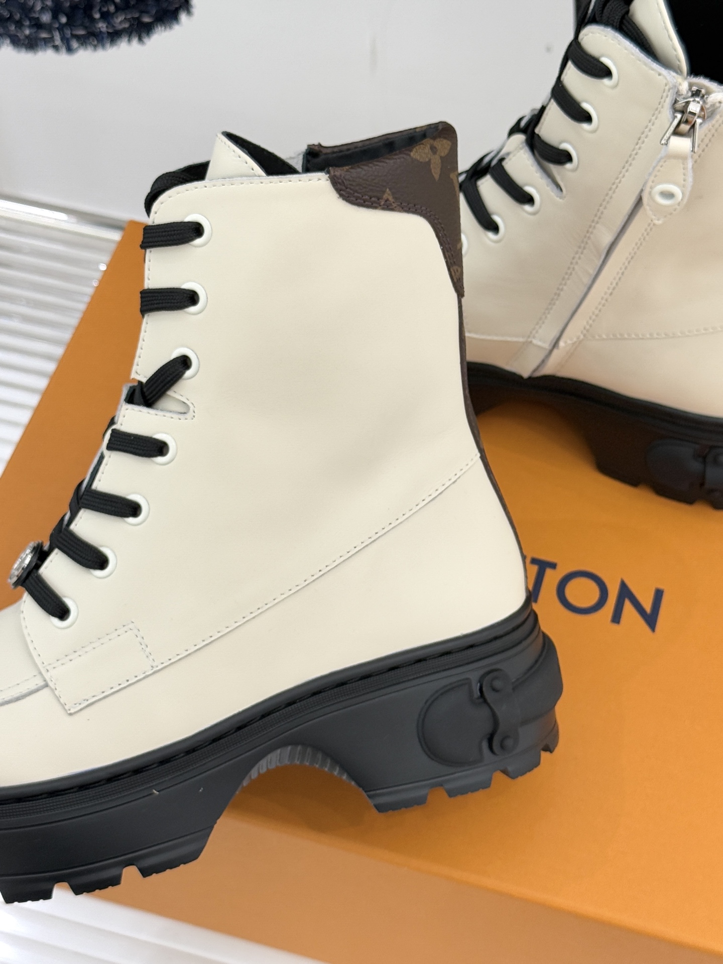 驴牌25WF秋冬厚底马丁靴短靴简约大气时髦 耐看不过时 是时尚圈永不退潮的经典所在上脚还很好的修饰腿型显