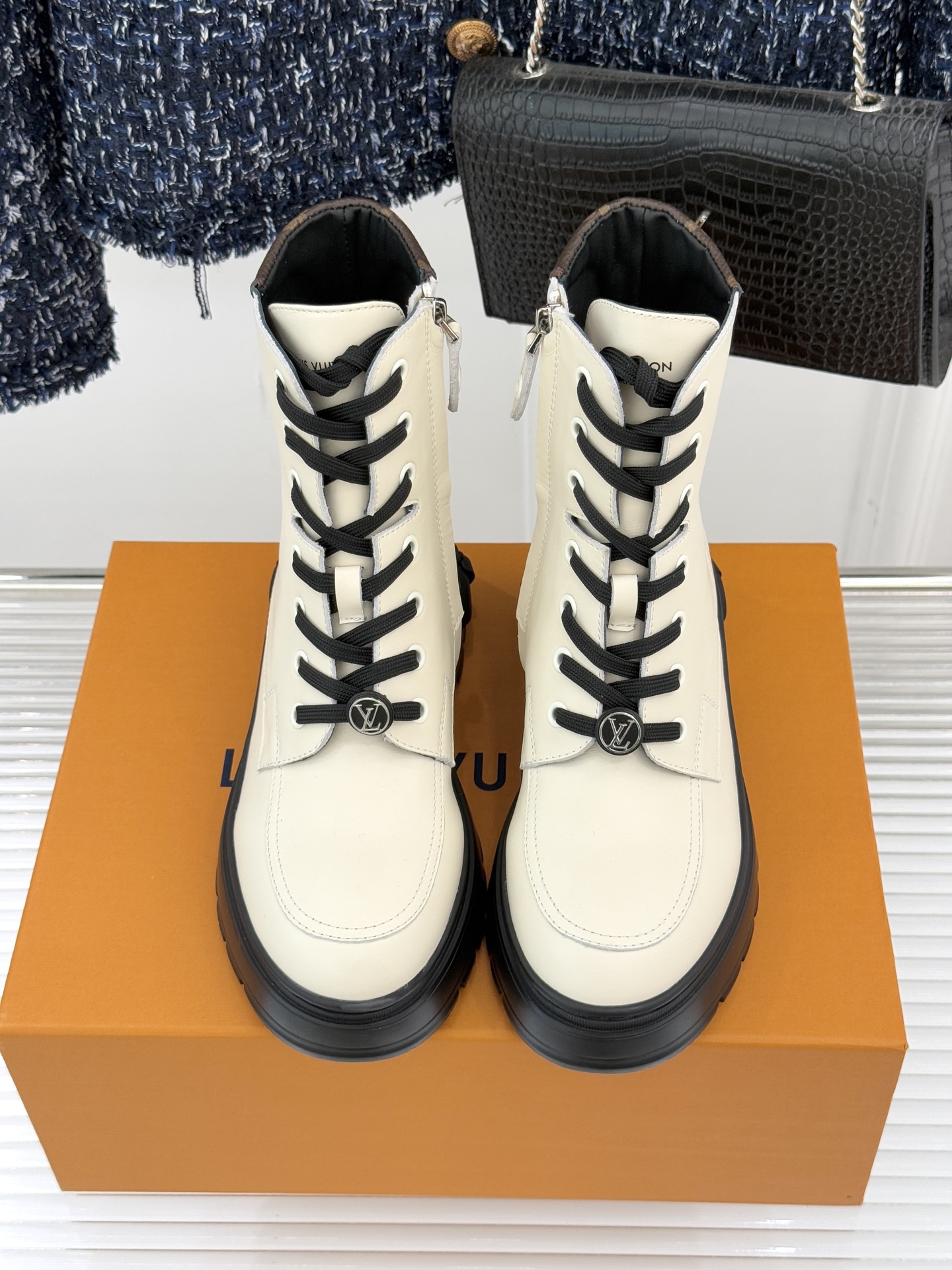 驴牌25WF秋冬厚底马丁靴短靴简约大气时髦 耐看不过时 是时尚圈永不退潮的经典所在上脚还很好的修饰腿型显