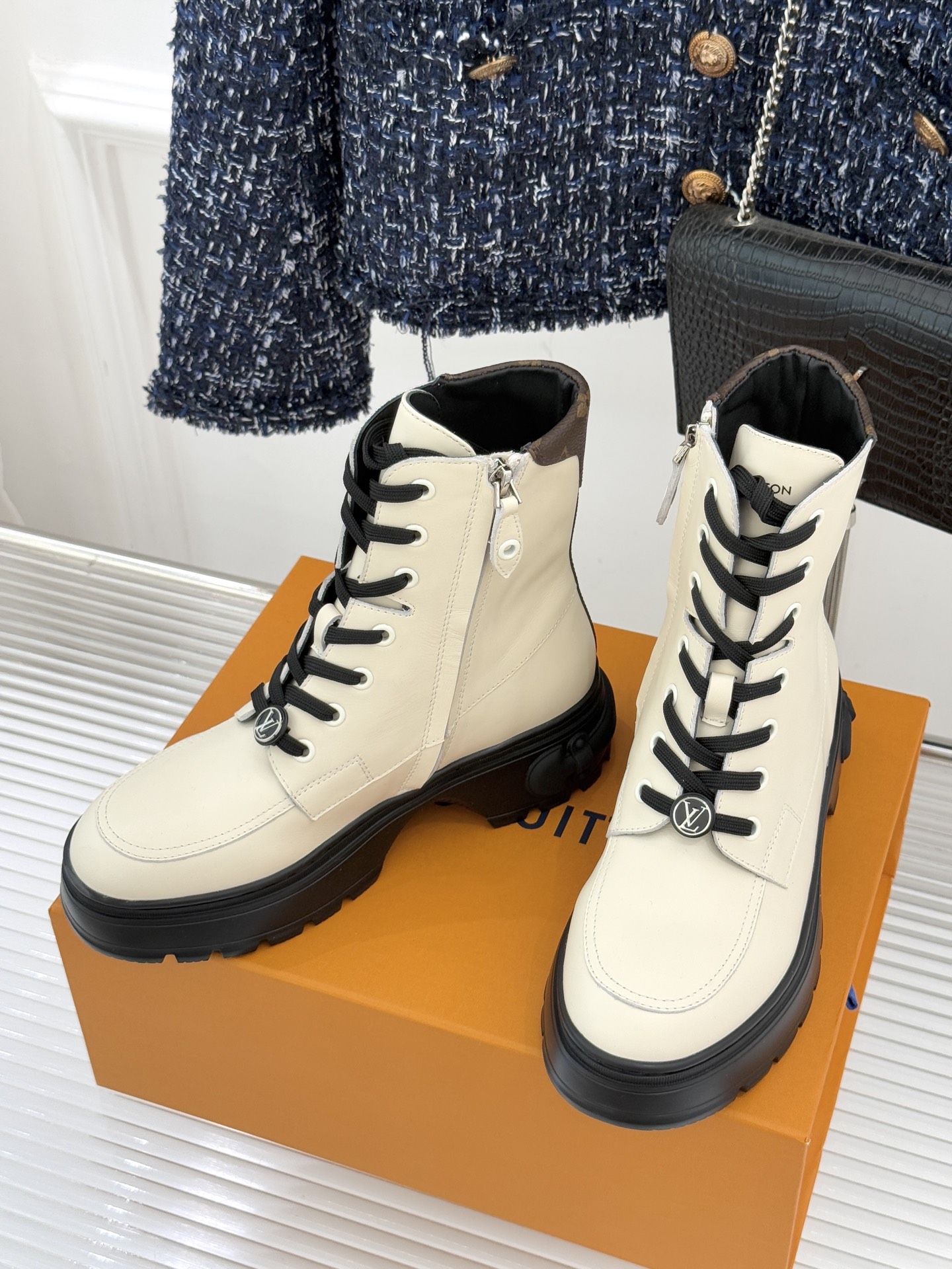 驴牌25WF秋冬厚底马丁靴短靴简约大气时髦 耐看不过时 是时尚圈永不退潮的经典所在上脚还很好的修饰腿型显