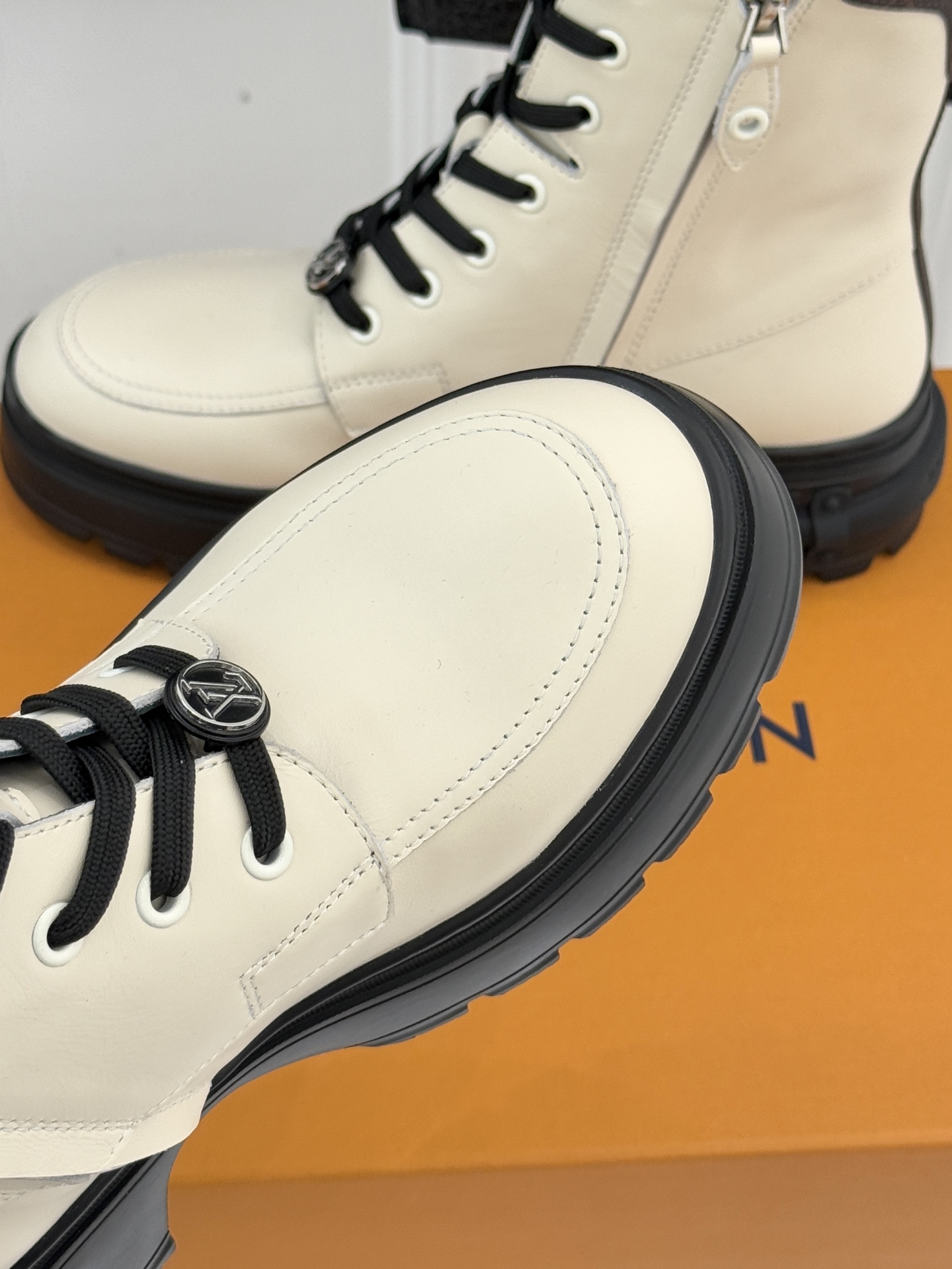 驴牌25WF秋冬厚底马丁靴短靴简约大气时髦 耐看不过时 是时尚圈永不退潮的经典所在上脚还很好的修饰腿型显