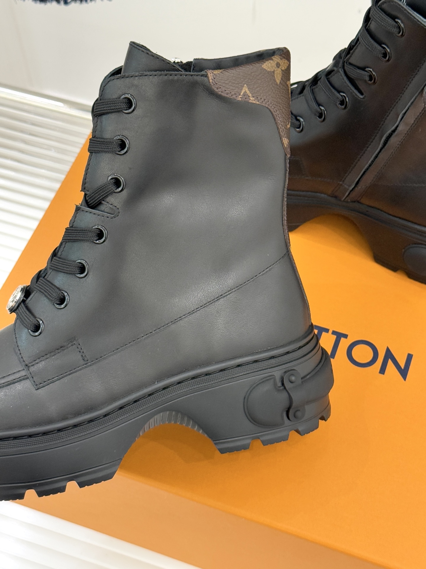 驴牌25WF秋冬厚底马丁靴短靴简约大气时髦 耐看不过时 是时尚圈永不退潮的经典所在上脚还很好的修饰腿型显