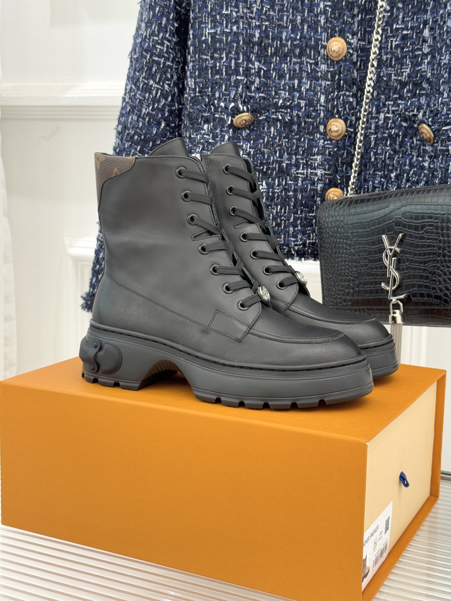 NO:594655,Donkey brand 25WF autumn and winter thick-soled Martin boots are simple and fashionable, timeless and timeless. They are a classic that will never fade away in the fashion circle. The upper toes are also very good at modifying the shape of the legs and making them slimmer!  The fabric is made of original customized cowhide, the inner pads are all cowhide, the original molded customized tpu outsole Size35-39 (customized 40/41), boots, louis vuitton, boots, cowhide19860909驴牌25WF秋冬厚底马丁靴短靴 简约大气时髦 耐看不过时 是时尚圈永不退潮的经典所在 上脚还很好的修饰腿型显瘦！ 面料采用原版定制牛皮 内里垫脚均为牛皮 原版开模定制tpu大底 Size35-39（40/41定制）,靴子,louis vuitton,boots,cowhide,Women's Shoes