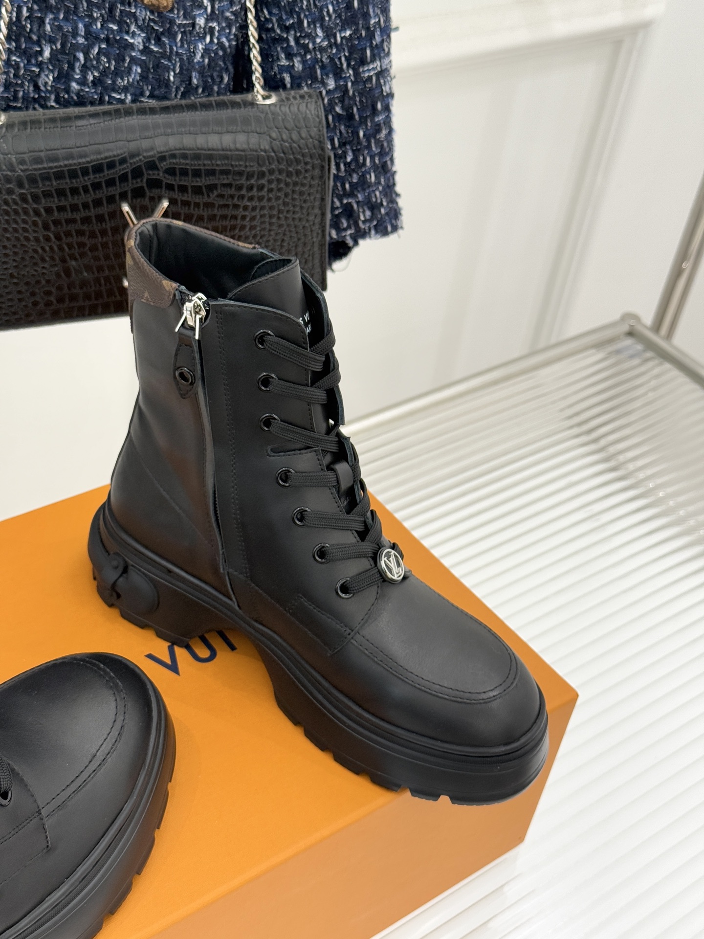 驴牌25WF秋冬厚底马丁靴短靴简约大气时髦 耐看不过时 是时尚圈永不退潮的经典所在上脚还很好的修饰腿型显