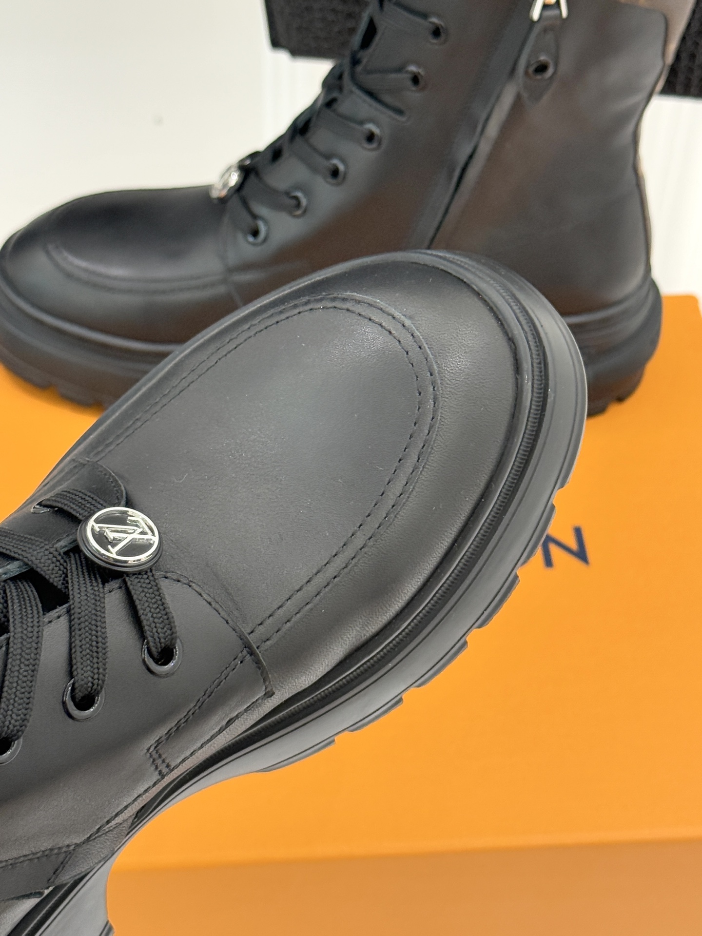 驴牌25WF秋冬厚底马丁靴短靴简约大气时髦 耐看不过时 是时尚圈永不退潮的经典所在上脚还很好的修饰腿型显