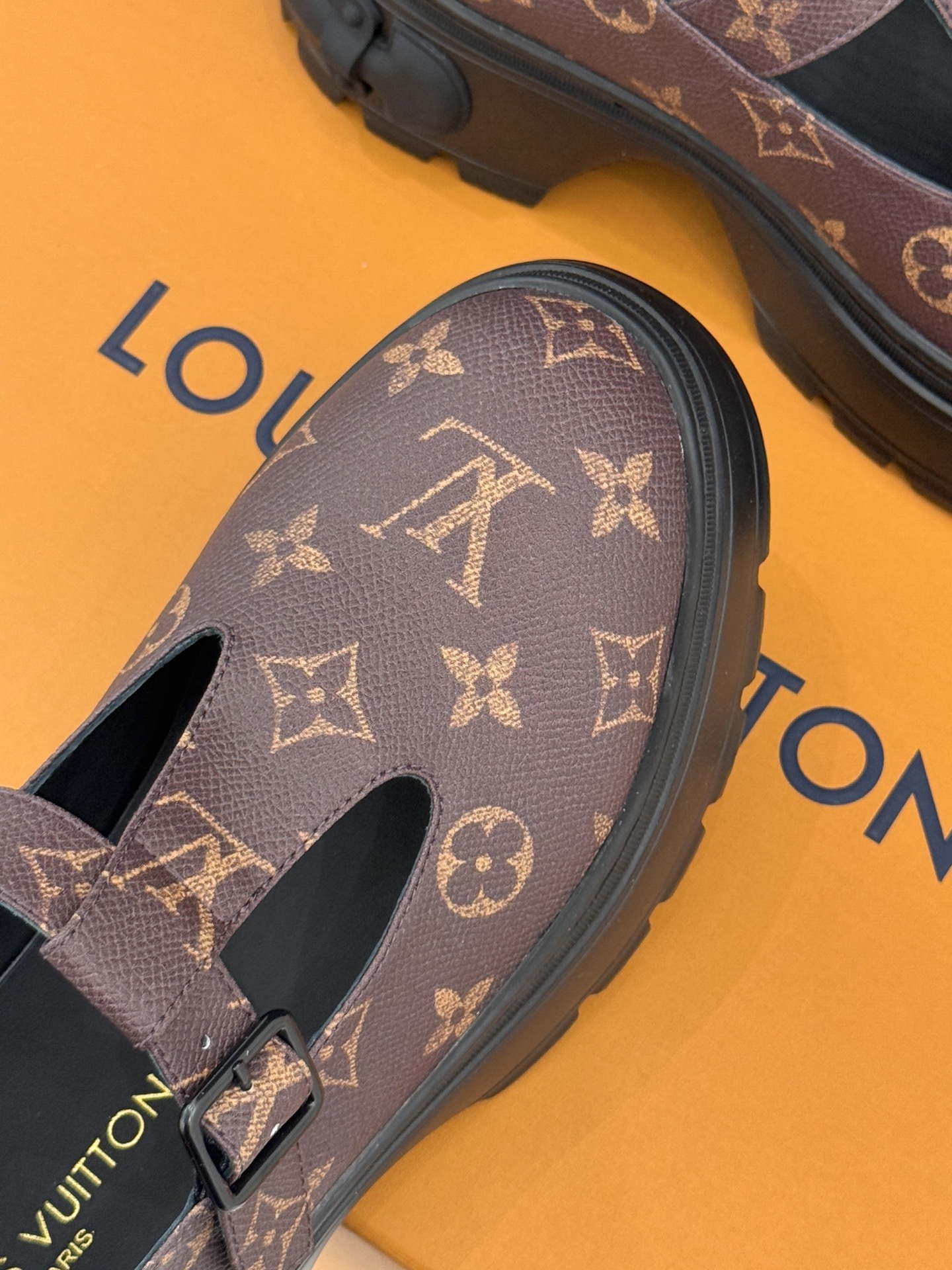 驴牌25WF秋冬新品T字带厚底玛丽珍鞋将老花元素注入厚底玛丽珍鞋演绎跨时代的时尚语言。利落T字带延续复古