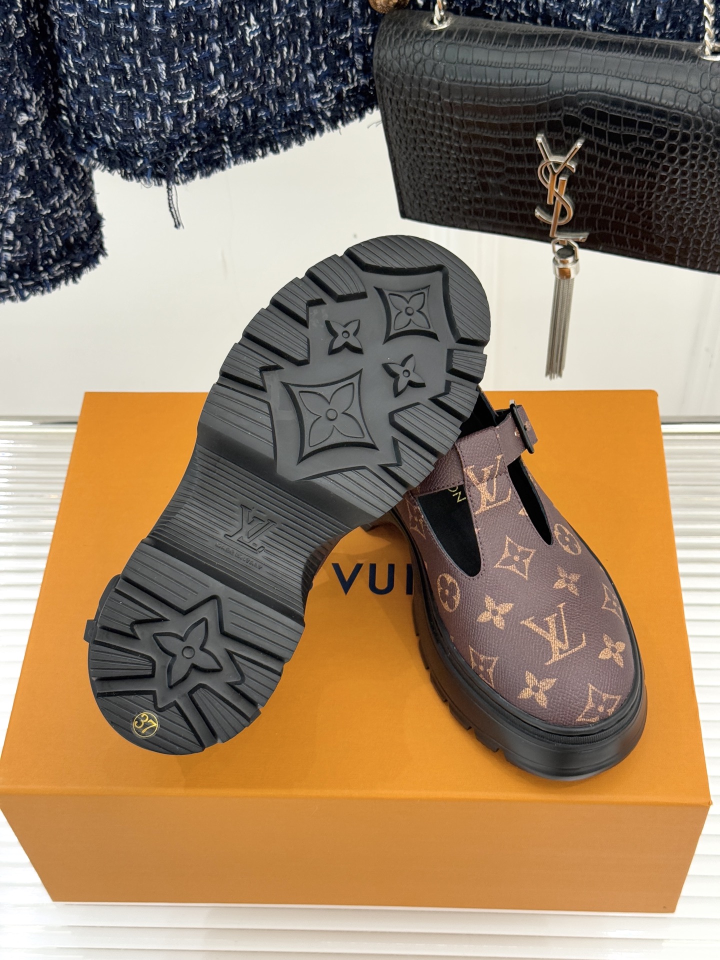 驴牌25WF秋冬新品T字带厚底玛丽珍鞋将老花元素注入厚底玛丽珍鞋演绎跨时代的时尚语言。利落T字带延续复古