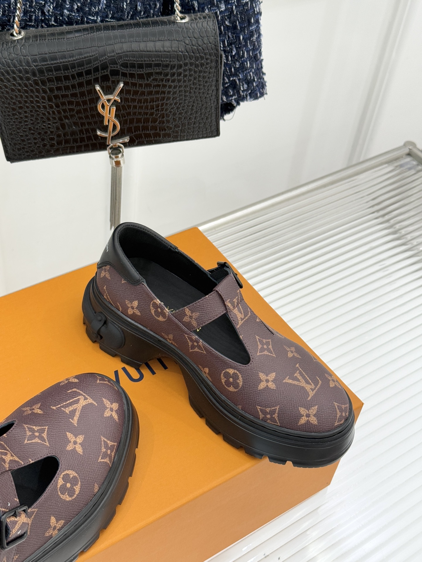 驴牌25WF秋冬新品T字带厚底玛丽珍鞋将老花元素注入厚底玛丽珍鞋演绎跨时代的时尚语言。利落T字带延续复古