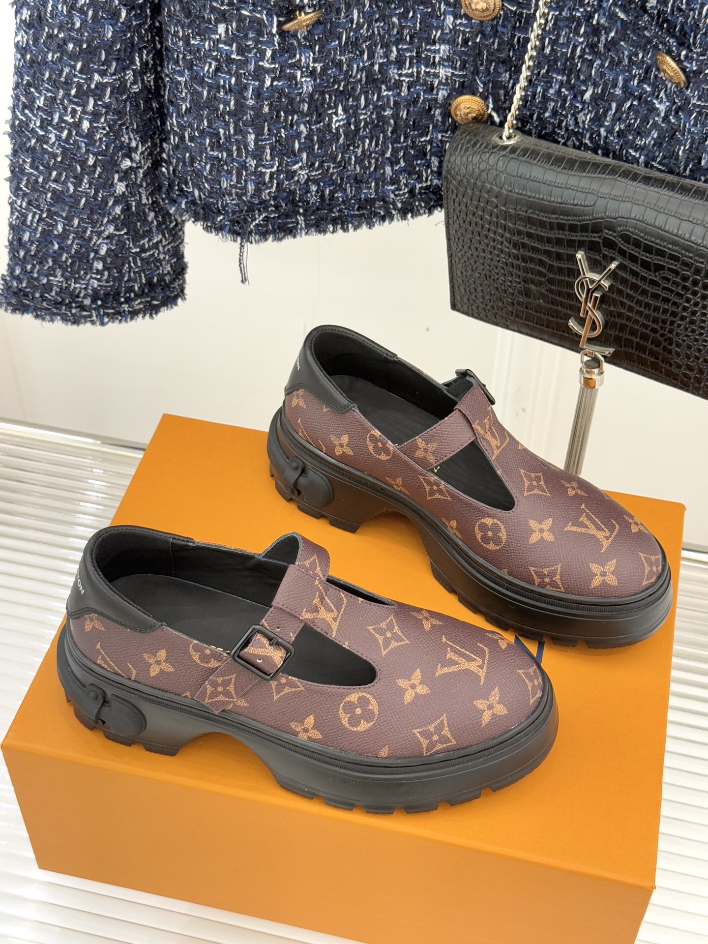 驴牌25WF秋冬新品T字带厚底玛丽珍鞋将老花元素注入厚底玛丽珍鞋演绎跨时代的时尚语言。利落T字带延续复古