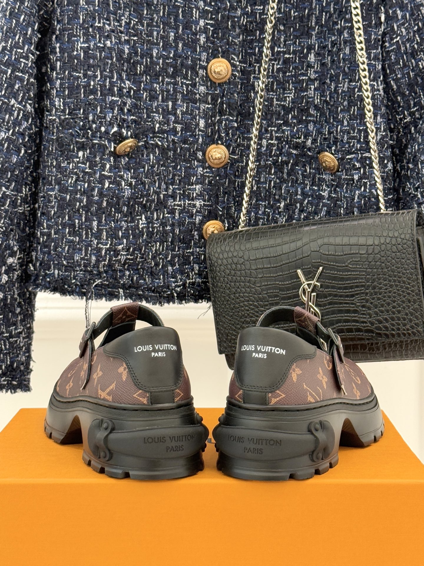 驴牌25WF秋冬新品T字带厚底玛丽珍鞋将老花元素注入厚底玛丽珍鞋演绎跨时代的时尚语言。利落T字带延续复古