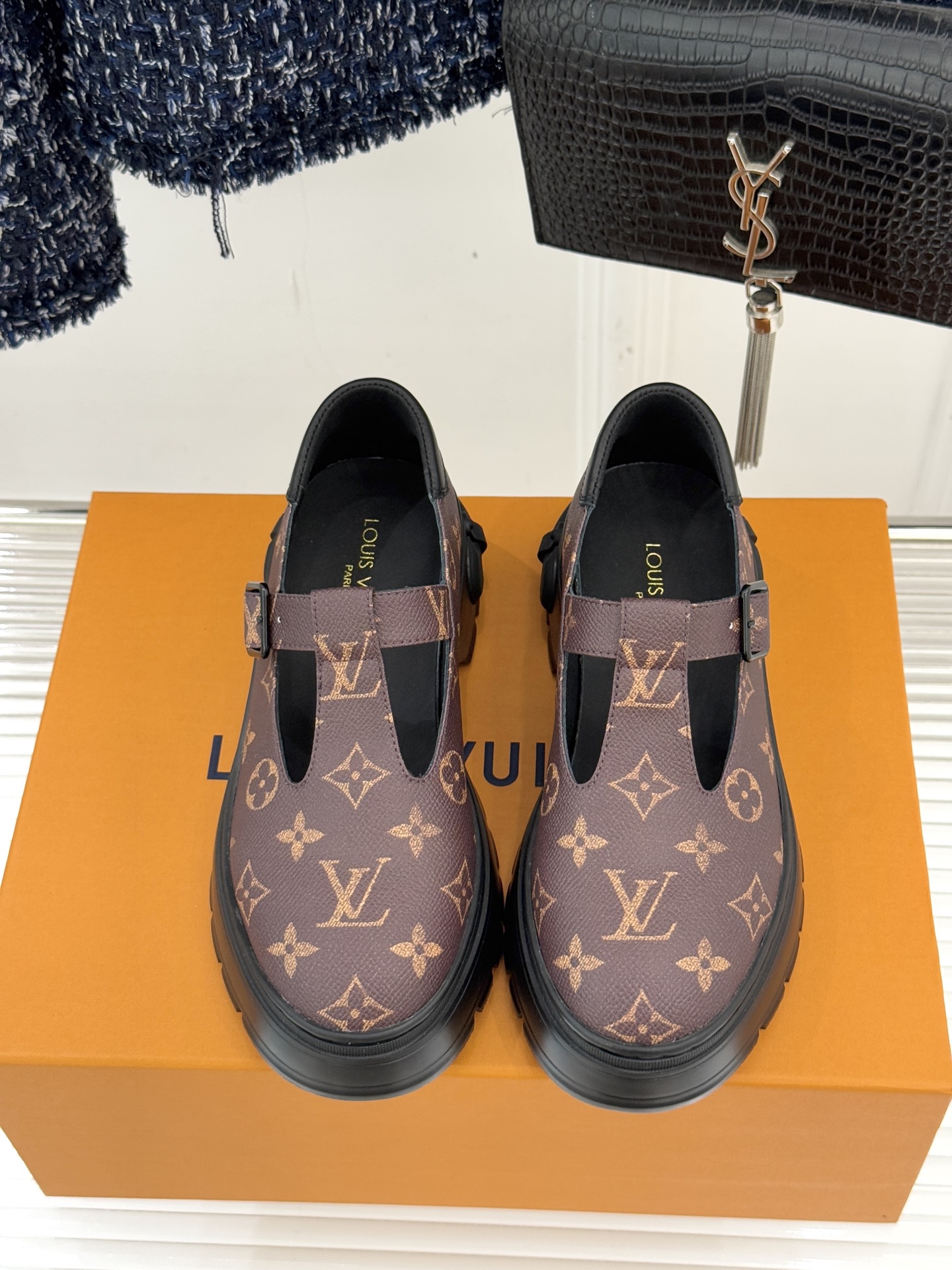 驴牌25WF秋冬新品T字带厚底玛丽珍鞋将老花元素注入厚底玛丽珍鞋演绎跨时代的时尚语言。利落T字带延续复古