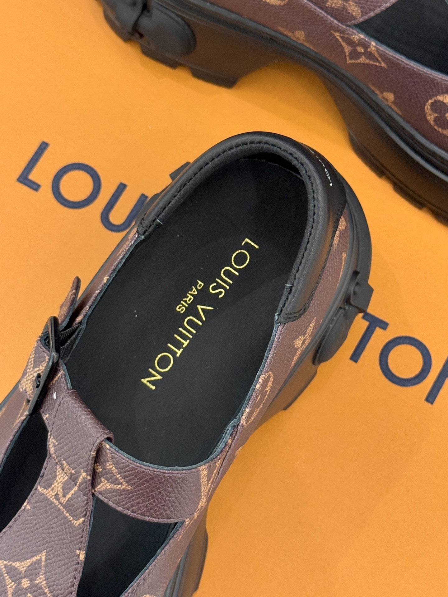 驴牌25WF秋冬新品T字带厚底玛丽珍鞋将老花元素注入厚底玛丽珍鞋演绎跨时代的时尚语言。利落T字带延续复古