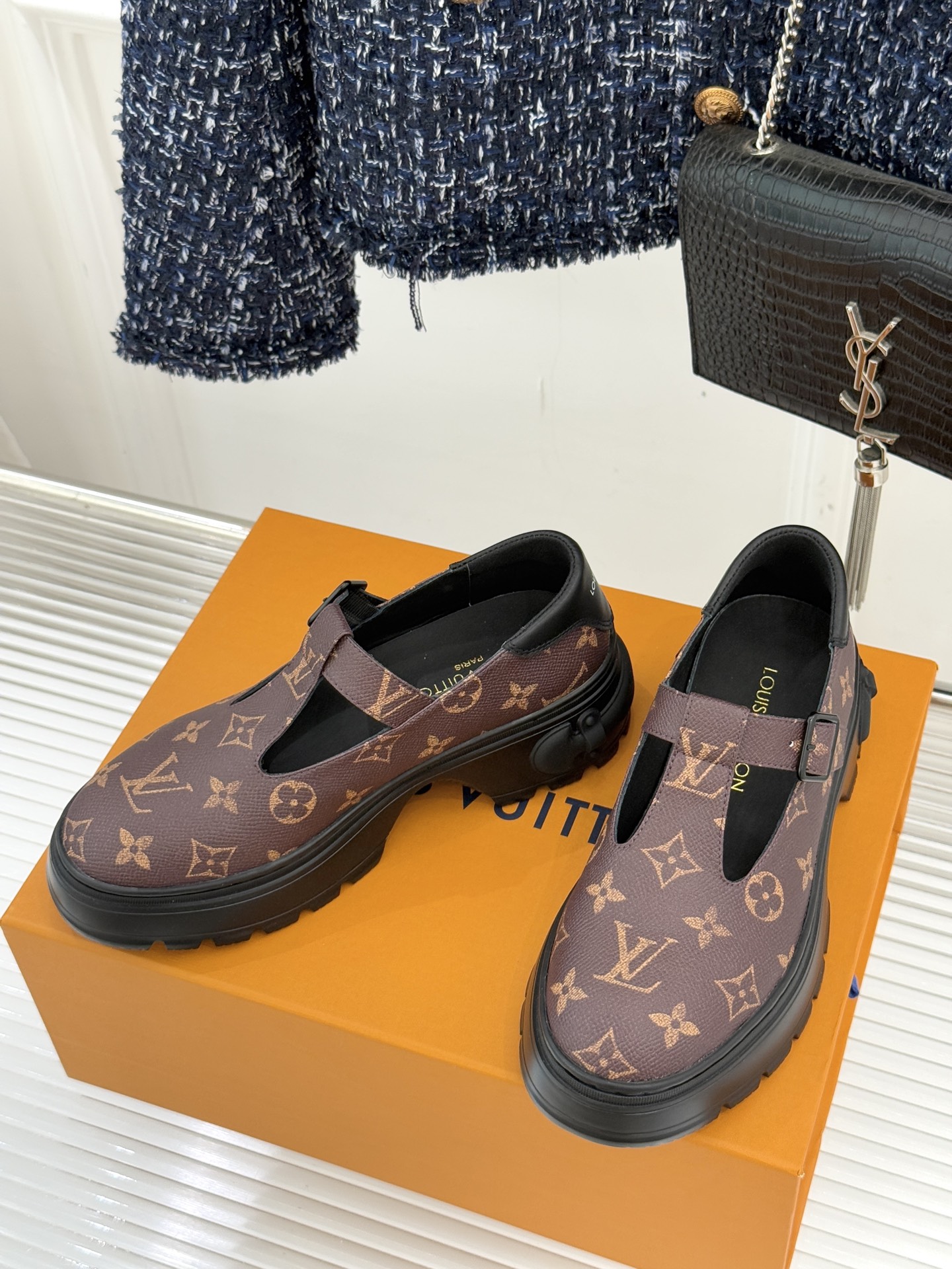 驴牌25WF秋冬新品T字带厚底玛丽珍鞋将老花元素注入厚底玛丽珍鞋演绎跨时代的时尚语言。利落T字带延续复古