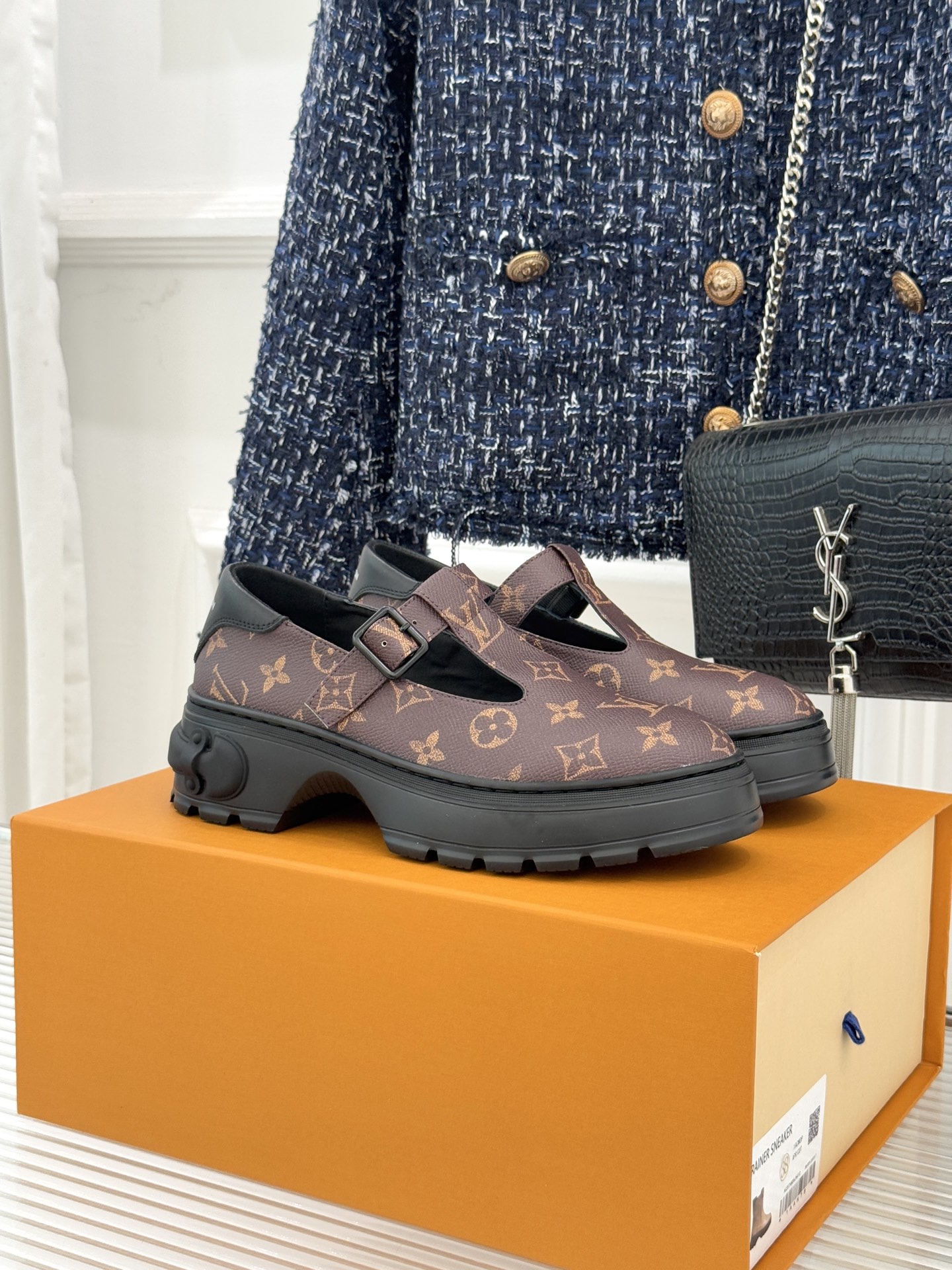 驴牌25WF秋冬新品T字带厚底玛丽珍鞋将老花元素注入厚底玛丽珍鞋演绎跨时代的时尚语言。利落T字带延续复古