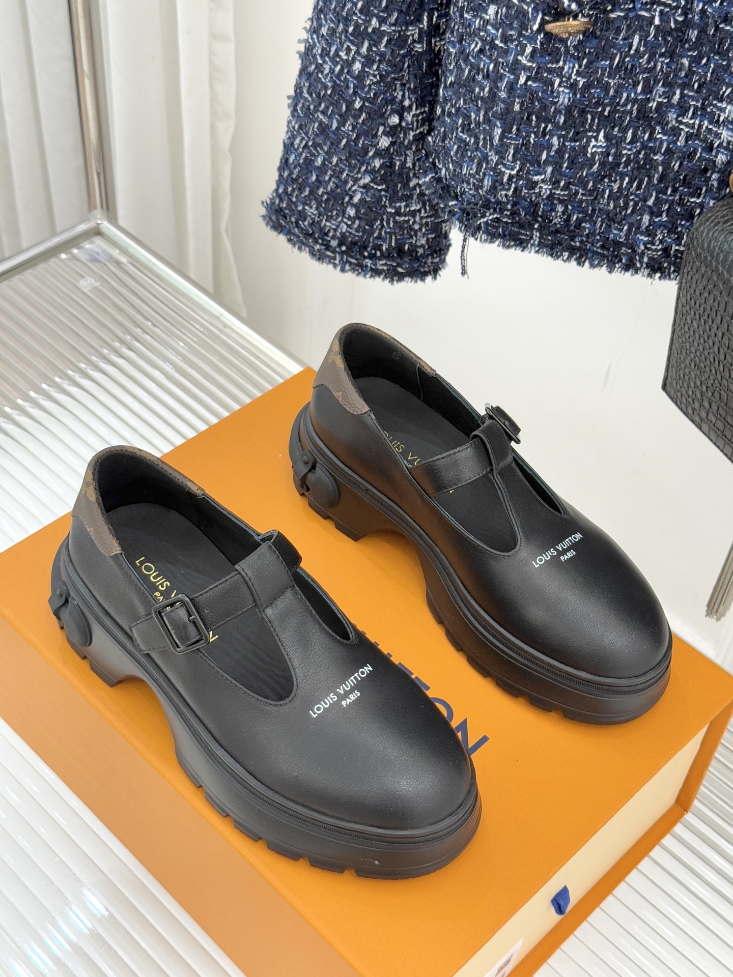 驴牌25WF秋冬新品T字带厚底玛丽珍鞋将老花元素注入厚底玛丽珍鞋演绎跨时代的时尚语言。利落T字带延续复古