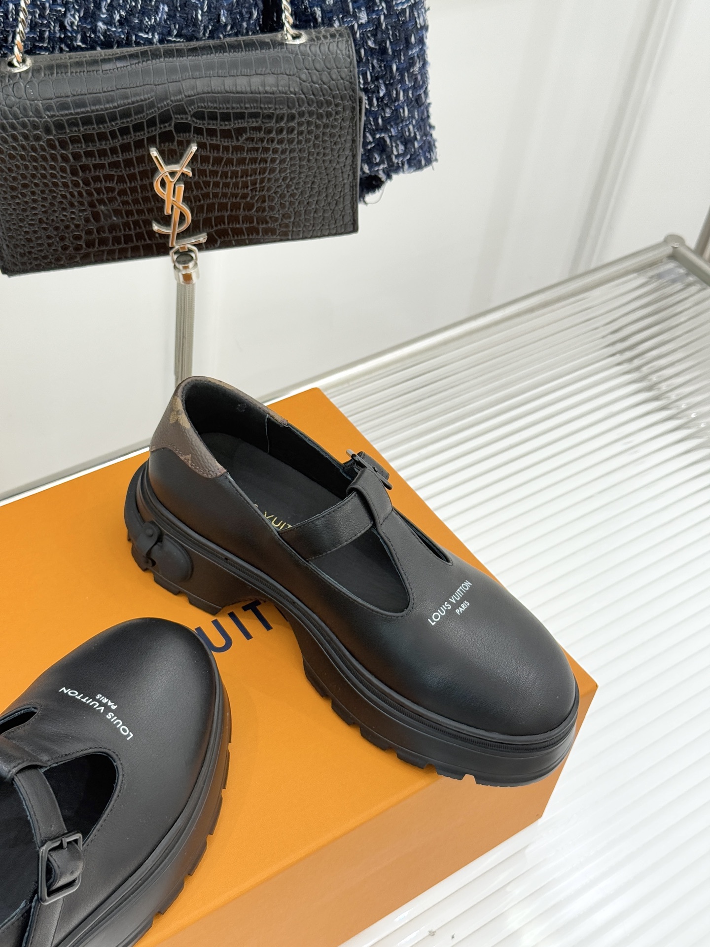 驴牌25WF秋冬新品T字带厚底玛丽珍鞋将老花元素注入厚底玛丽珍鞋演绎跨时代的时尚语言。利落T字带延续复古