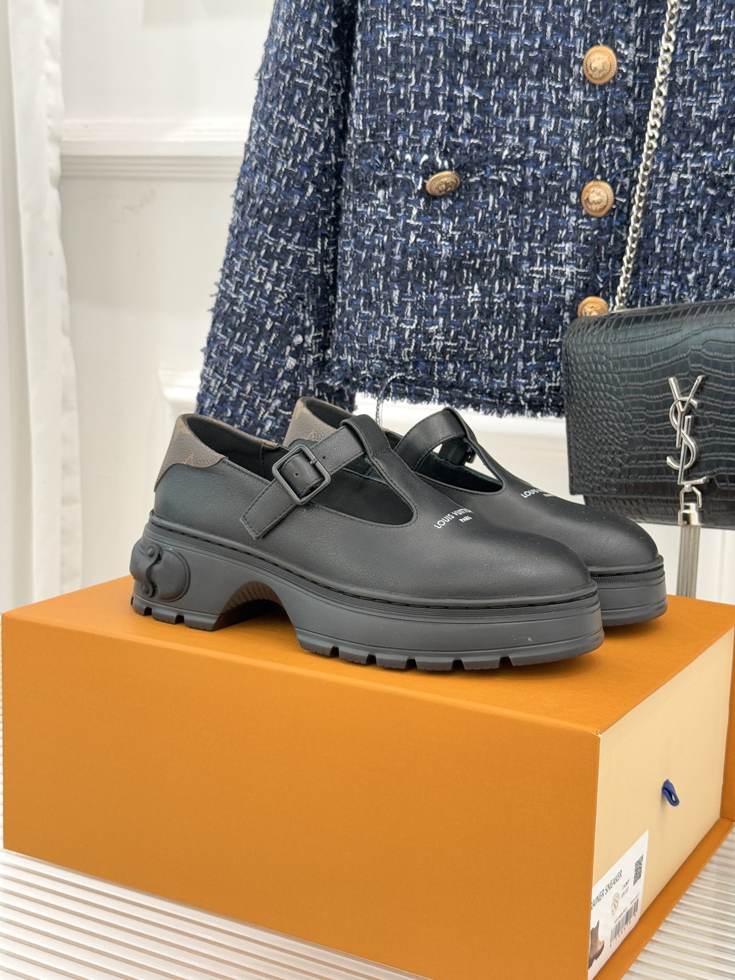 NO:594651,Donkey Brand 25WF new autumn and winter T-strap thick-soled Mary Jane shoes inject presbyopia elements into thick-soled Mary Jane shoes to interpret the fashion language of the era. The neat T-strap continues the retro essence and the thick-soled silhouette adds a modern edge, highlighting the exquisiteness of Italian manufacturing. The soft insole brings a cloud-like foot feel and excellent breathability. It is not afraid of the changes in the four seasons. Whether it is on the street, commuting in the workplace or on vacation, it can be easily controlled. Every step exudes confidence and style.  Become a walking fashion statement.,Mary Jane,Louis Vuitton,Mary Jane19860909驴牌25WF秋冬新品T字带 厚底玛丽珍鞋 将老花元素注入厚底玛丽珍鞋 演绎跨时代的时尚语言. 利落T字带延续复古精髓 厚底廓形增添现代锋芒 彰显意大利制造的精湛. 柔软鞋垫带来云端脚感 透气性出色无惧四季变换 无论是街头出街、 职场通勤还是度假出游 都能轻松驾驭. 每一步都踏出自信与格调 成为行走的时尚宣言.,玛丽珍,louis vuitton,mary jane,Women's Shoes