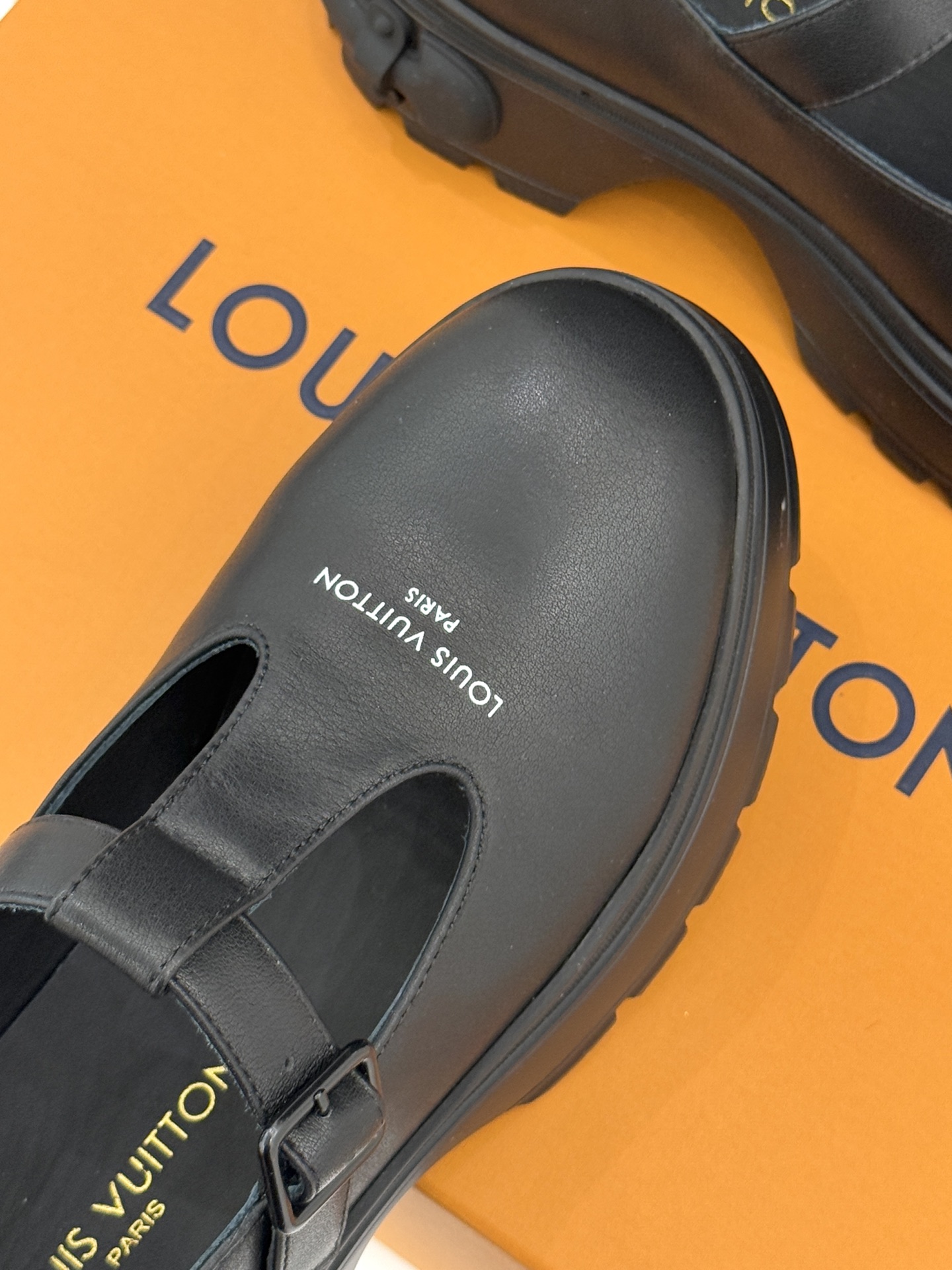 驴牌25WF秋冬新品T字带厚底玛丽珍鞋将老花元素注入厚底玛丽珍鞋演绎跨时代的时尚语言。利落T字带延续复古