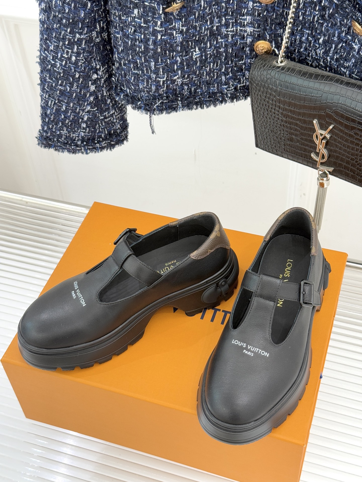 驴牌25WF秋冬新品T字带厚底玛丽珍鞋将老花元素注入厚底玛丽珍鞋演绎跨时代的时尚语言。利落T字带延续复古