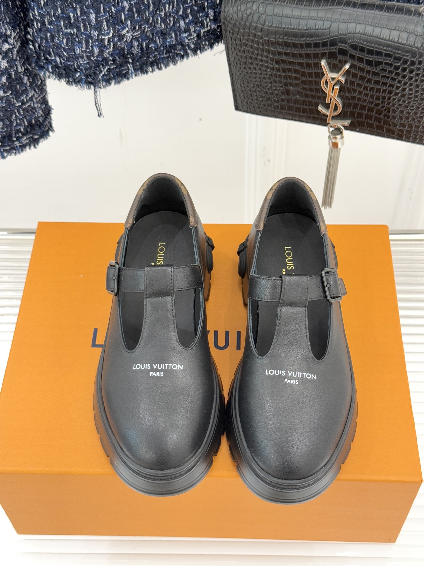 驴牌25WF秋冬新品T字带厚底玛丽珍鞋将老花元素注入厚底玛丽珍鞋演绎跨时代的时尚语言。利落T字带延续复古