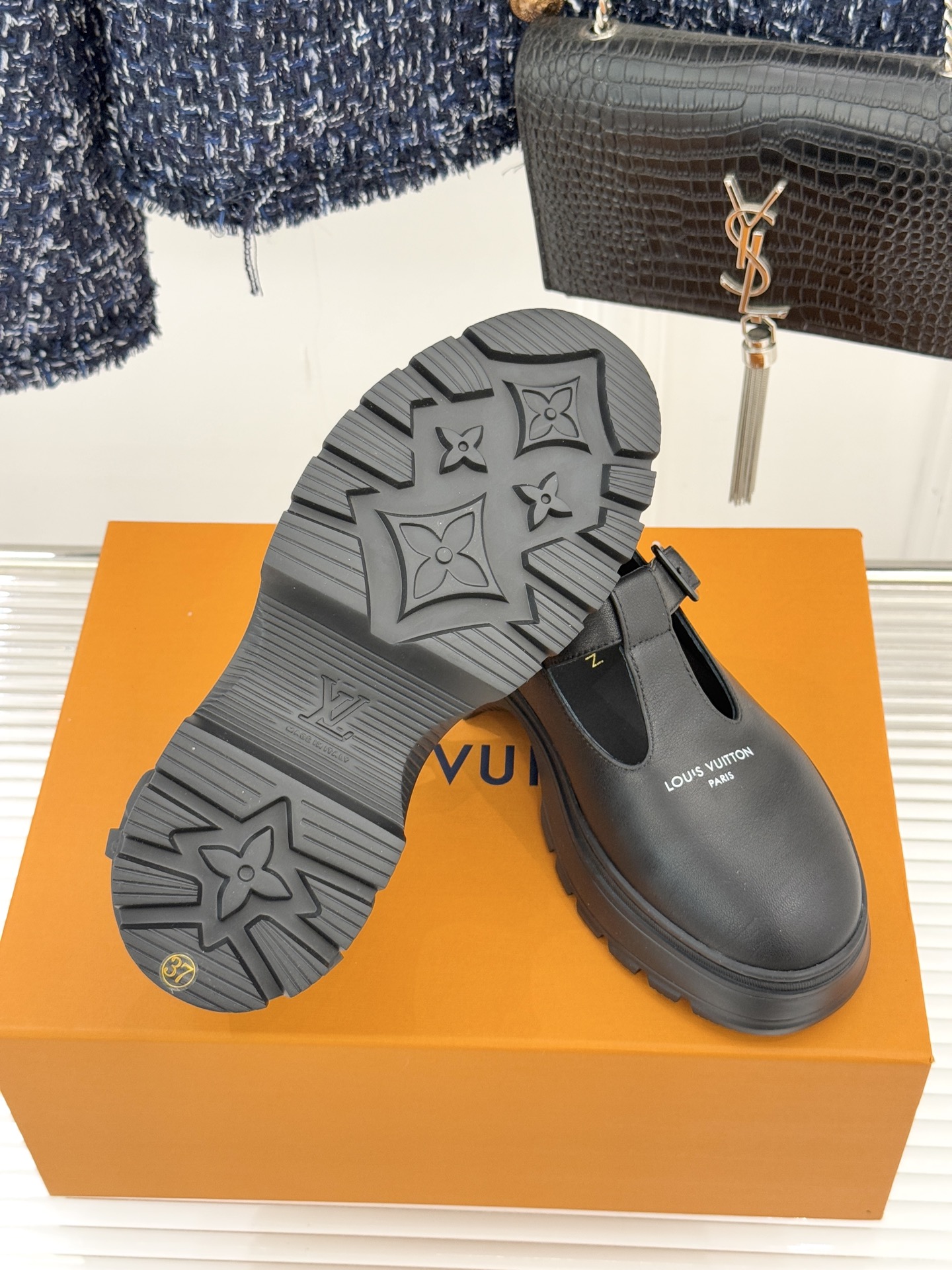 驴牌25WF秋冬新品T字带厚底玛丽珍鞋将老花元素注入厚底玛丽珍鞋演绎跨时代的时尚语言。利落T字带延续复古