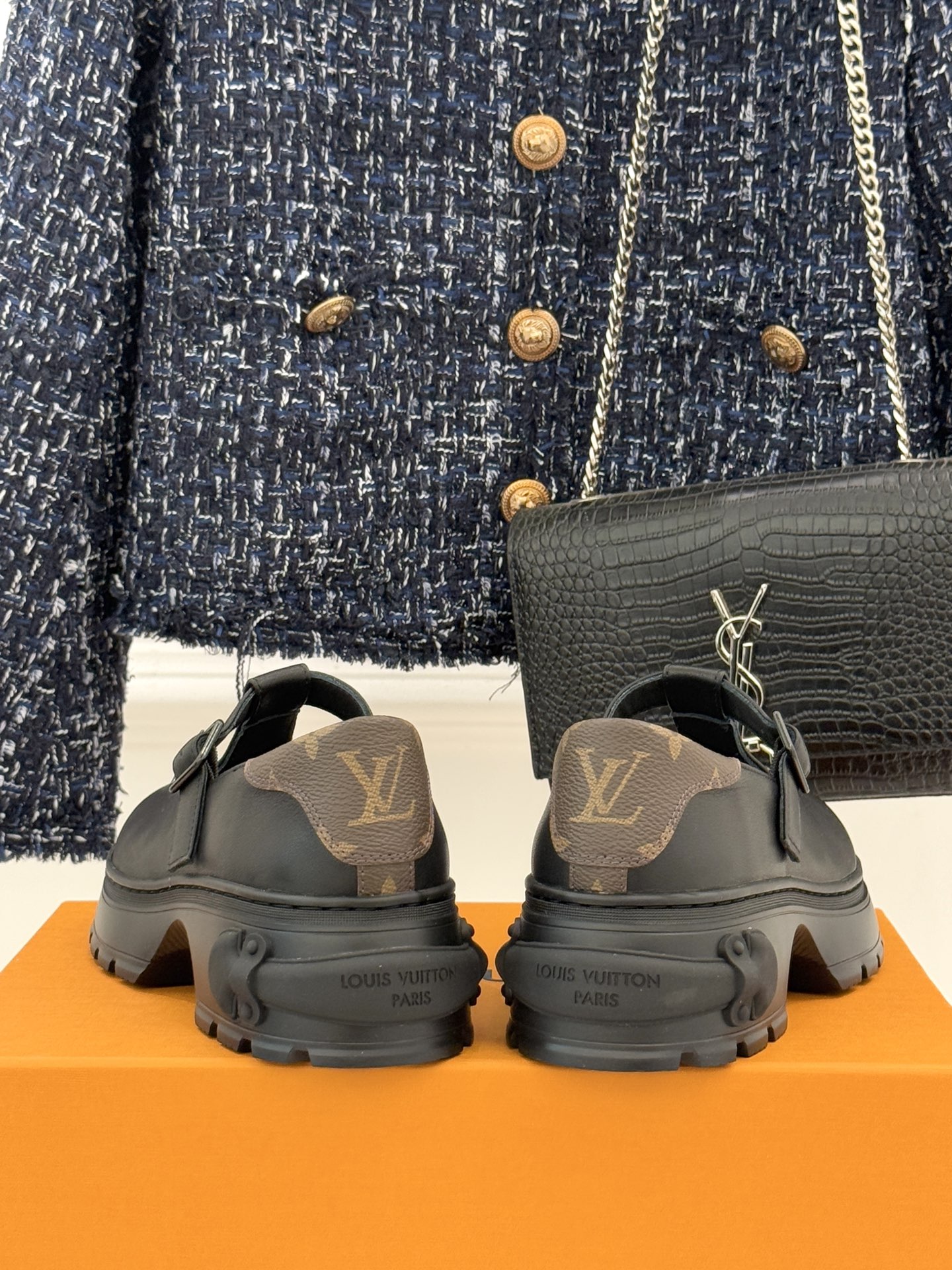 驴牌25WF秋冬新品T字带厚底玛丽珍鞋将老花元素注入厚底玛丽珍鞋演绎跨时代的时尚语言。利落T字带延续复古