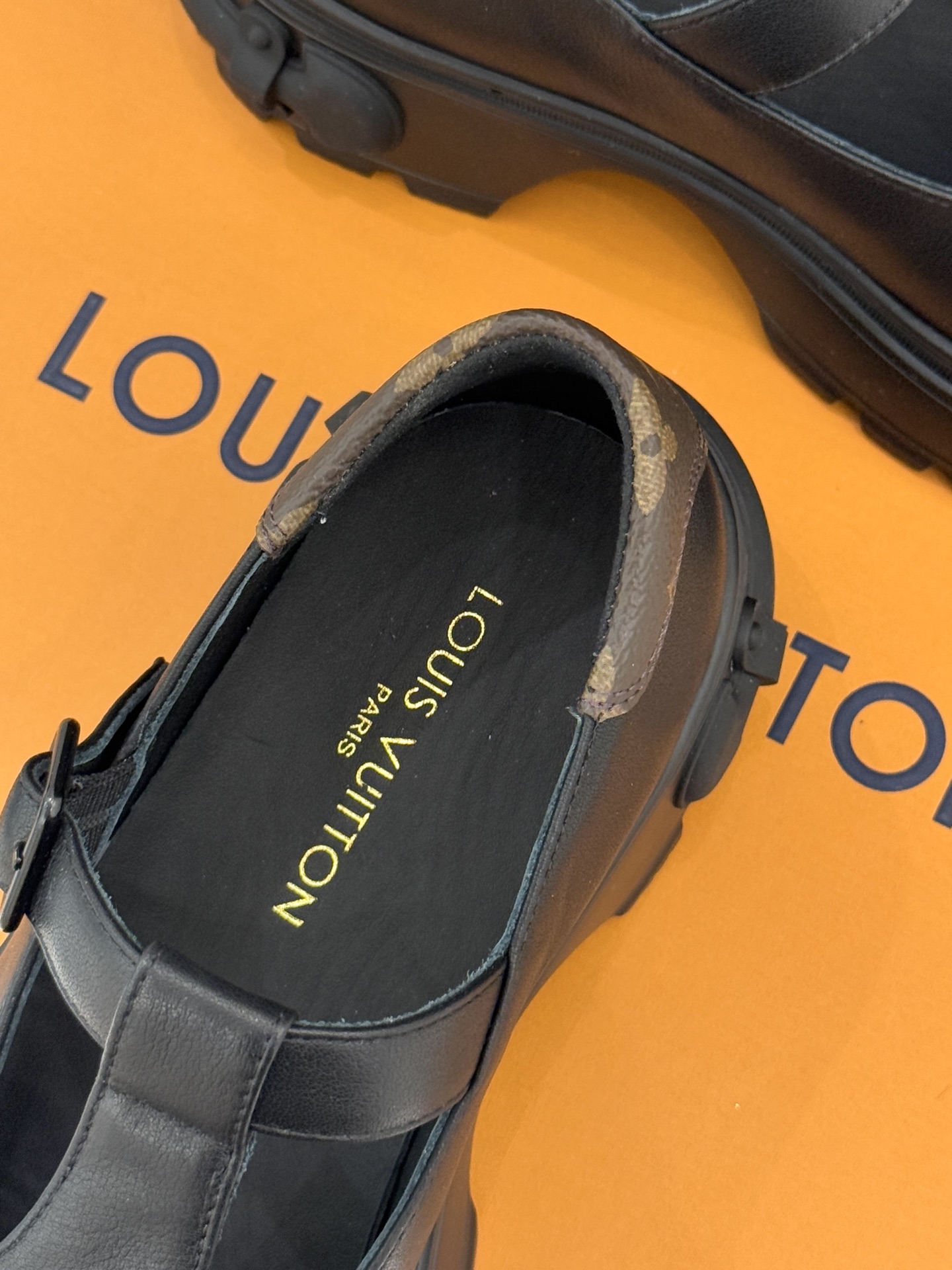 驴牌25WF秋冬新品T字带厚底玛丽珍鞋将老花元素注入厚底玛丽珍鞋演绎跨时代的时尚语言。利落T字带延续复古