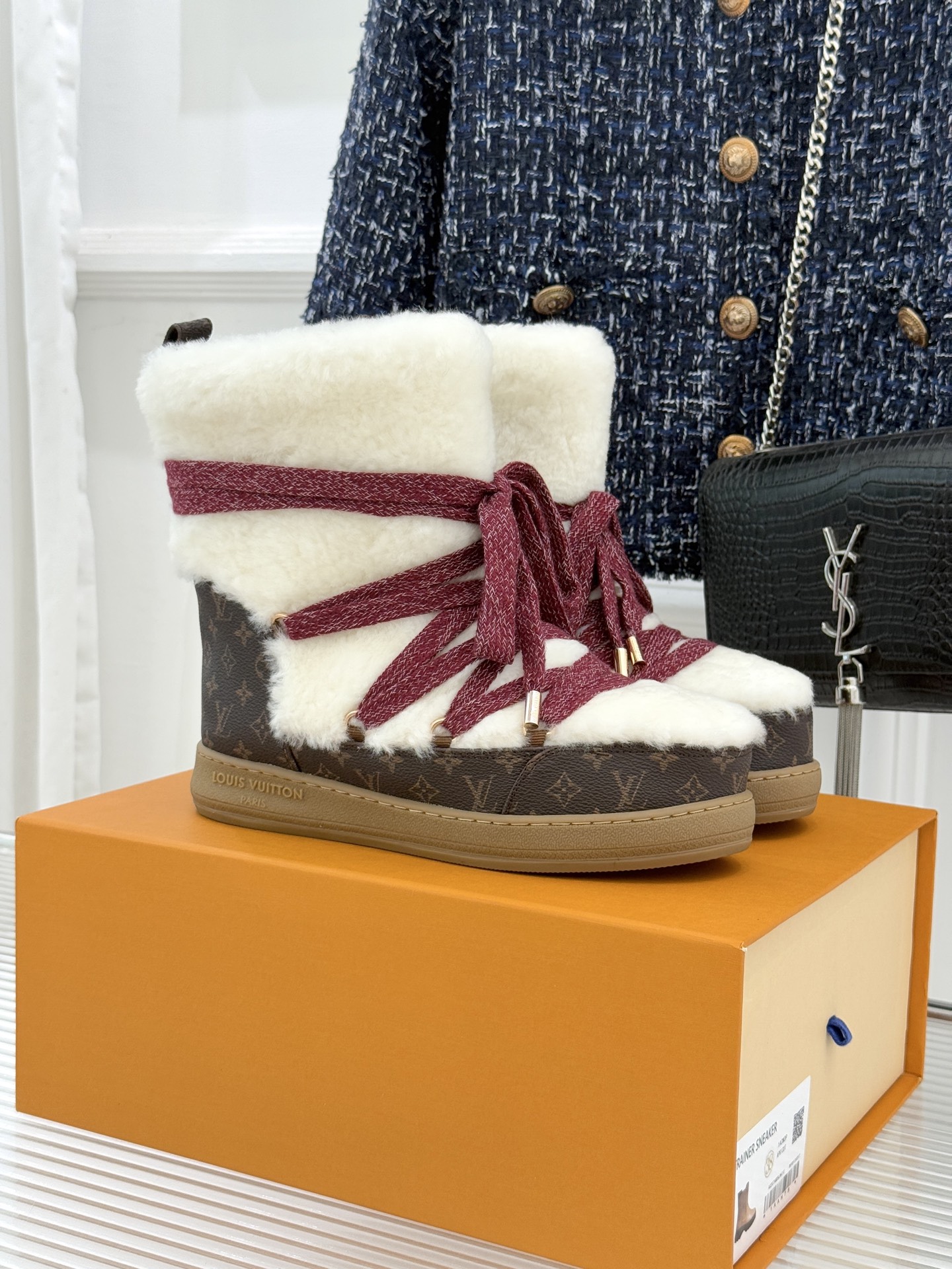 L*V 驴家25WF新品老花绑带雪地靴将旅行艺术融入冬日日常。经典Monogram图案历经时光淬炼在鞋身