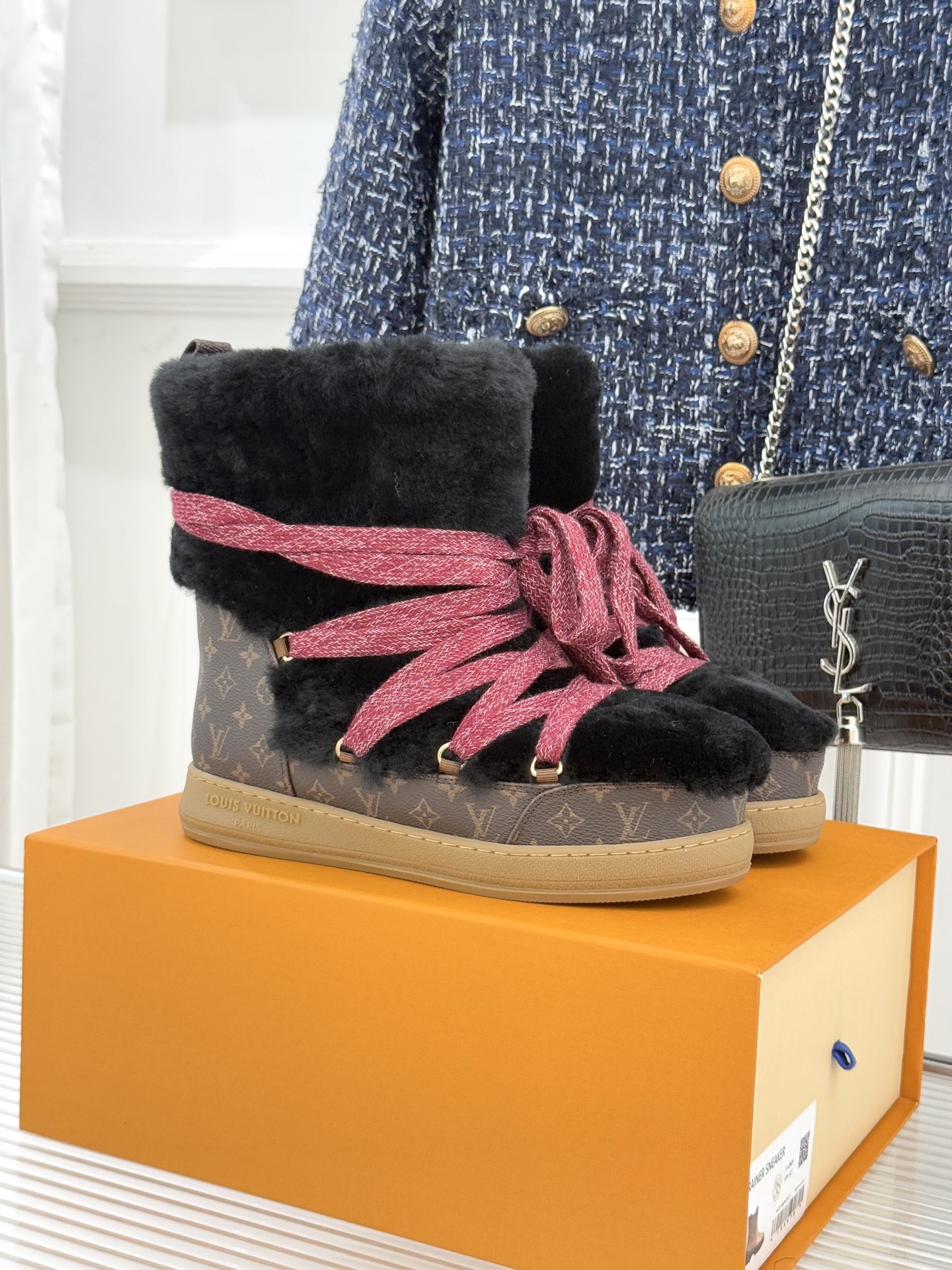 NO:594649,L*V Lujia 25WF new presbyopic lace-up snow boots integrate the art of travel into daily winter life. The classic Monogram pattern has been tempered by time and lays out a low-key elegance on the shoe body. The thick strap design strengthens the outline. It is thick and firmly locks in warmth. Selected waterproof and wear-resistant materials resist rain and snow. High-density thermal lining continues to store heat. Exquisite craftsmanship can withstand the test of wind and snow. From the cold wind on the commute to the joy of holiday skiing.  It is not only a warm armor to protect your feet, but also a luxury logo that shows your taste, making walking on the snow a perfect encounter between elegance and practicality. The fabric is made of sheepskin and presbyopic leather. The original custom-made non-slip TPU outsole size35-39 (customized 40/41/42), snow boots, louis vuitton, louis vuitton, boots, sheepskin19860909L*V 驴家25WF新品老花绑带雪地靴 将旅行艺术融入冬日日常. 经典Monogram图案历经时光淬炼 在鞋身铺陈出低调贵气 加粗绑带设计强化轮廓感 厚实同时牢牢锁住温暖. 精选防水耐磨材质抵御雨雪侵袭 高密度保暖内衬持续蓄热 精湛工艺经得起风雪考验. 从通勤路的寒风到假日滑雪的欢腾 它既是守护双脚的温暖铠甲 也是彰显品味的奢品标识 让踏雪都成为优雅与实用的完美邂逅. 面料采用羊皮拼接老花皮 原版定制防滑TPU大底 size35-39（40/41/42定制）,雪地靴,louis vuitton,louis vuitton,boots,sheepskin,Women's Shoes