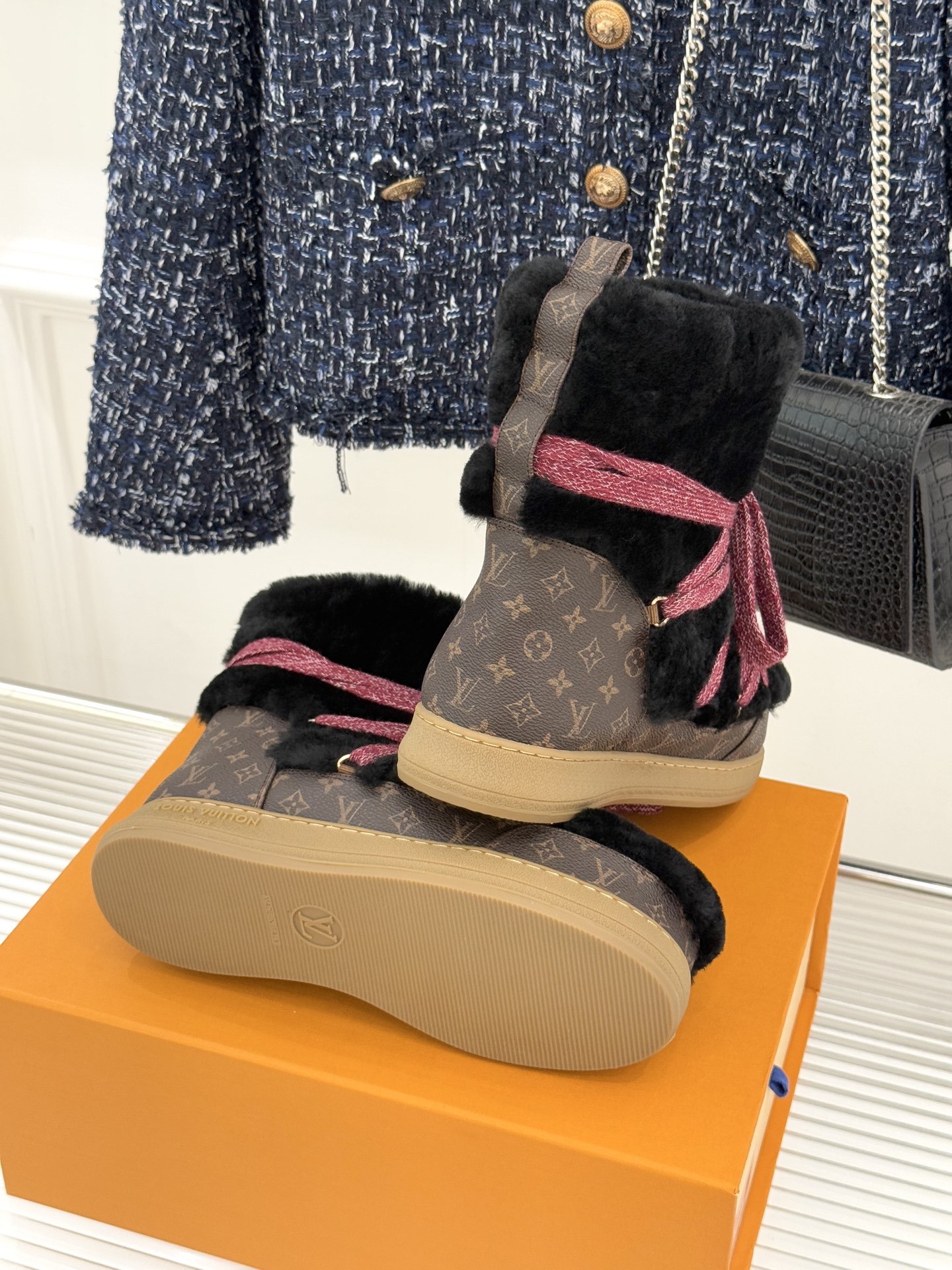 L*V 驴家25WF新品老花绑带雪地靴将旅行艺术融入冬日日常。经典Monogram图案历经时光淬炼在鞋身