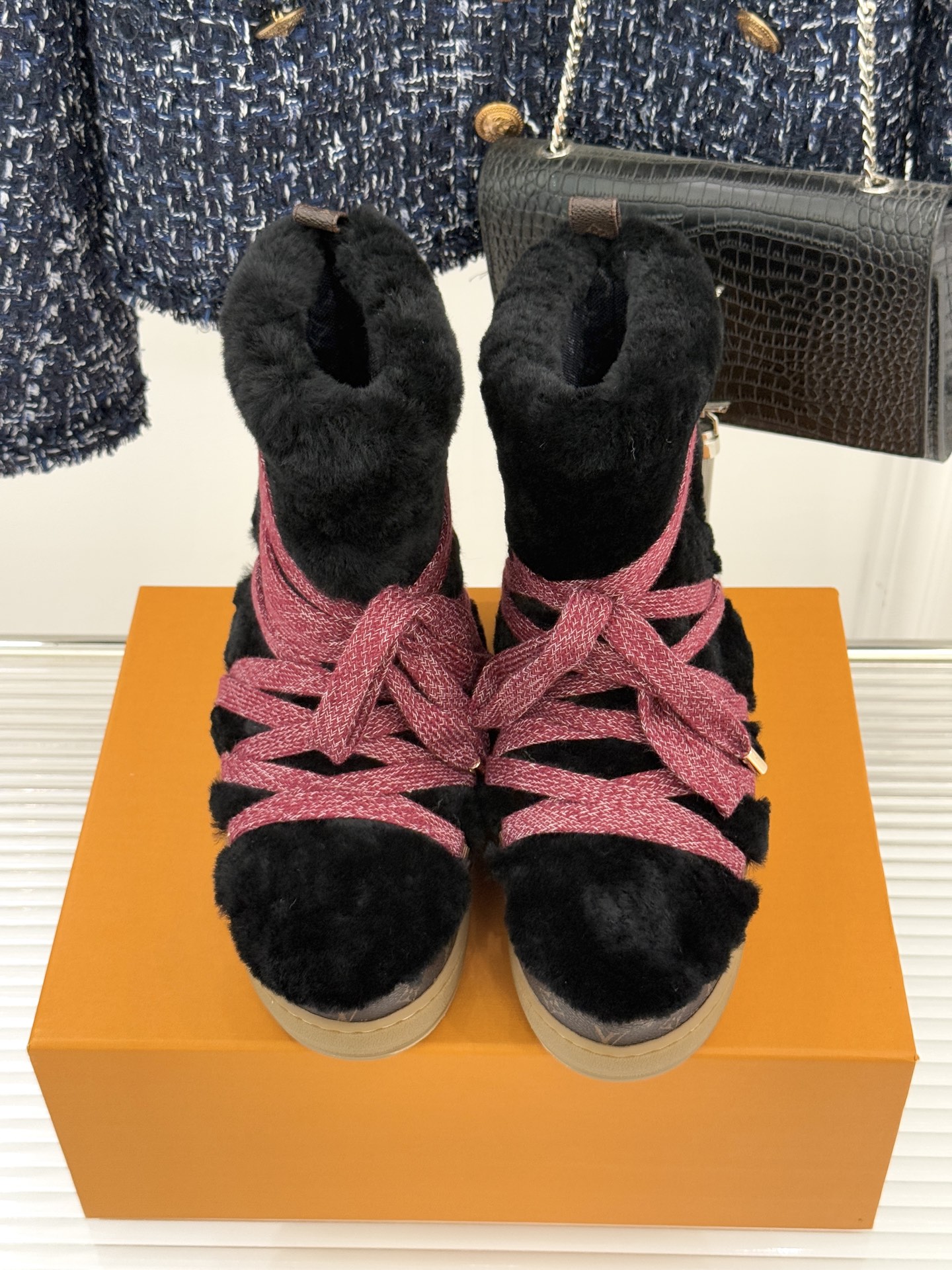 L*V 驴家25WF新品老花绑带雪地靴将旅行艺术融入冬日日常。经典Monogram图案历经时光淬炼在鞋身