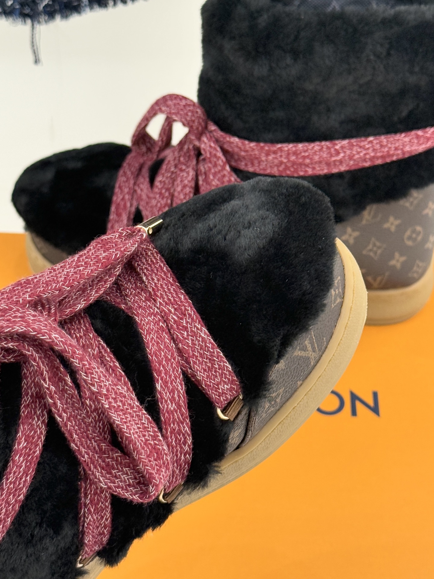 L*V 驴家25WF新品老花绑带雪地靴将旅行艺术融入冬日日常。经典Monogram图案历经时光淬炼在鞋身