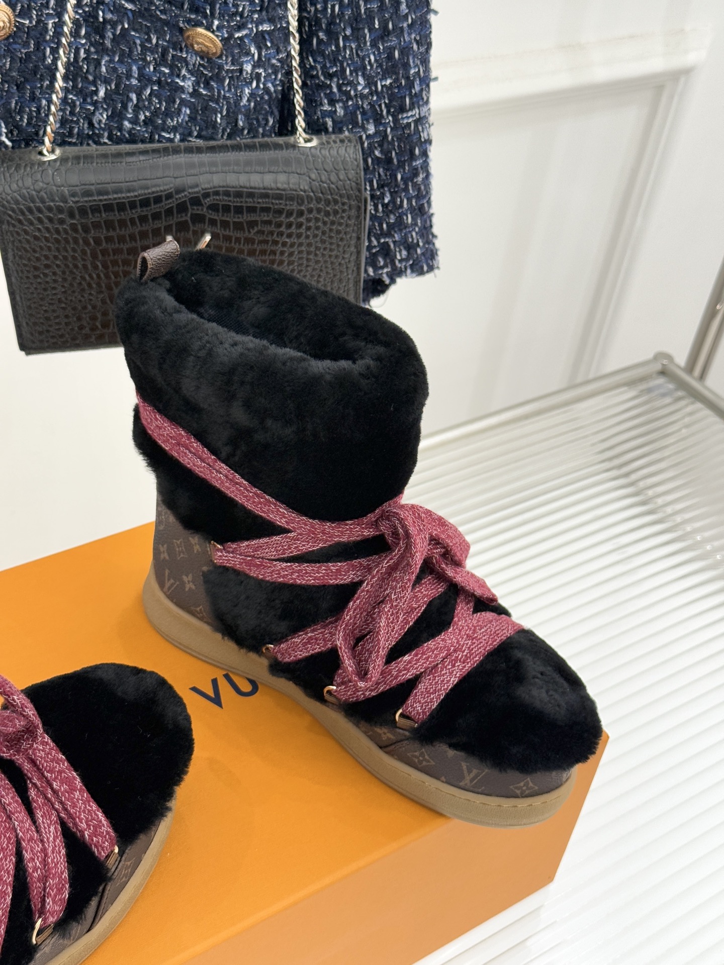 L*V 驴家25WF新品老花绑带雪地靴将旅行艺术融入冬日日常。经典Monogram图案历经时光淬炼在鞋身