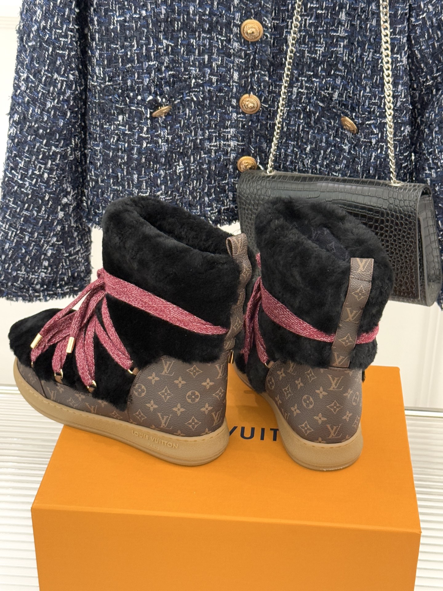 L*V 驴家25WF新品老花绑带雪地靴将旅行艺术融入冬日日常。经典Monogram图案历经时光淬炼在鞋身