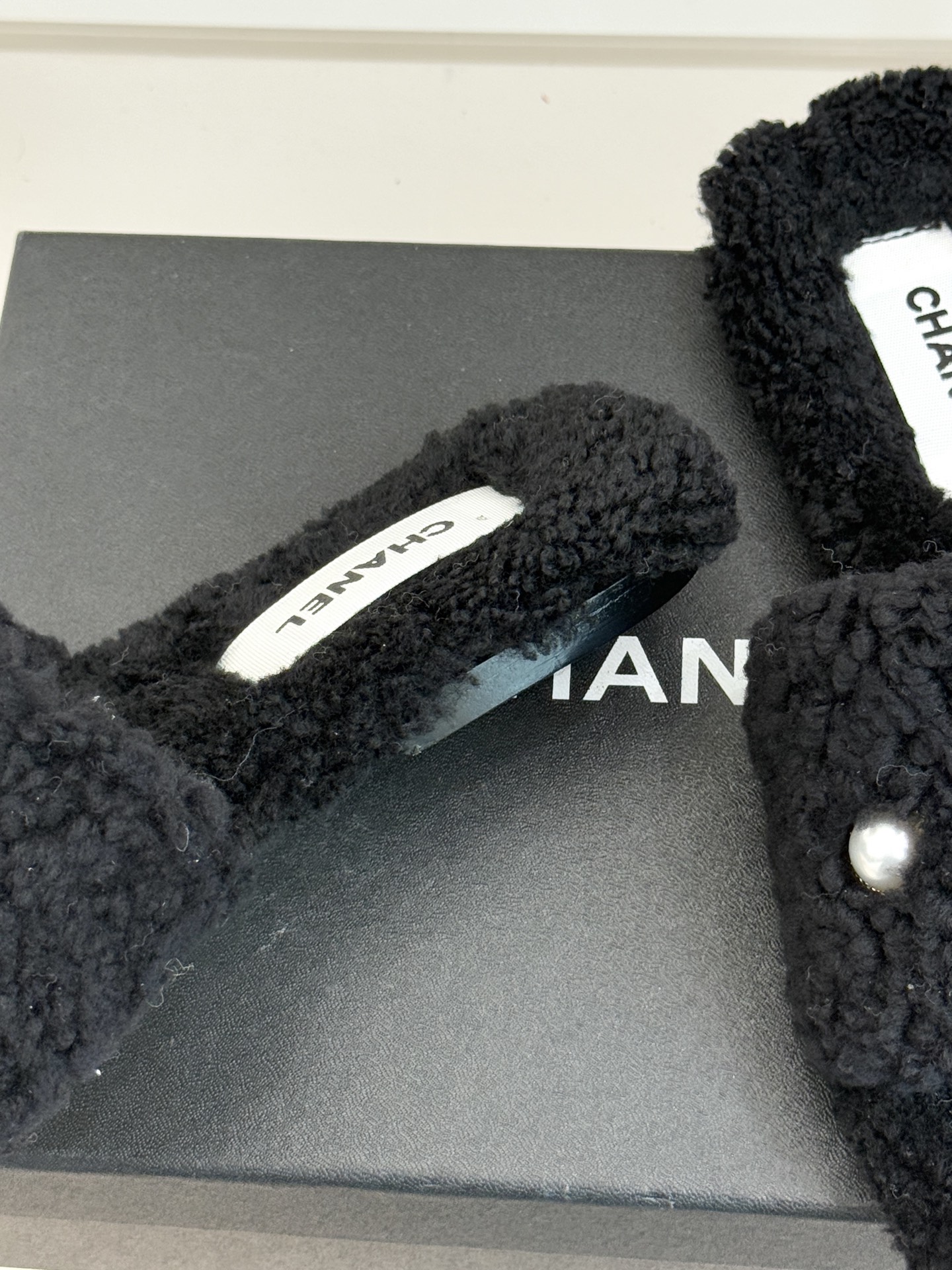 CHANE*｜小香经典双c珍珠毛拖这款毛拖把贵气感和舒适度拉满了～ 软乎乎的羊毛绒不扎肤珍珠+双C Lo