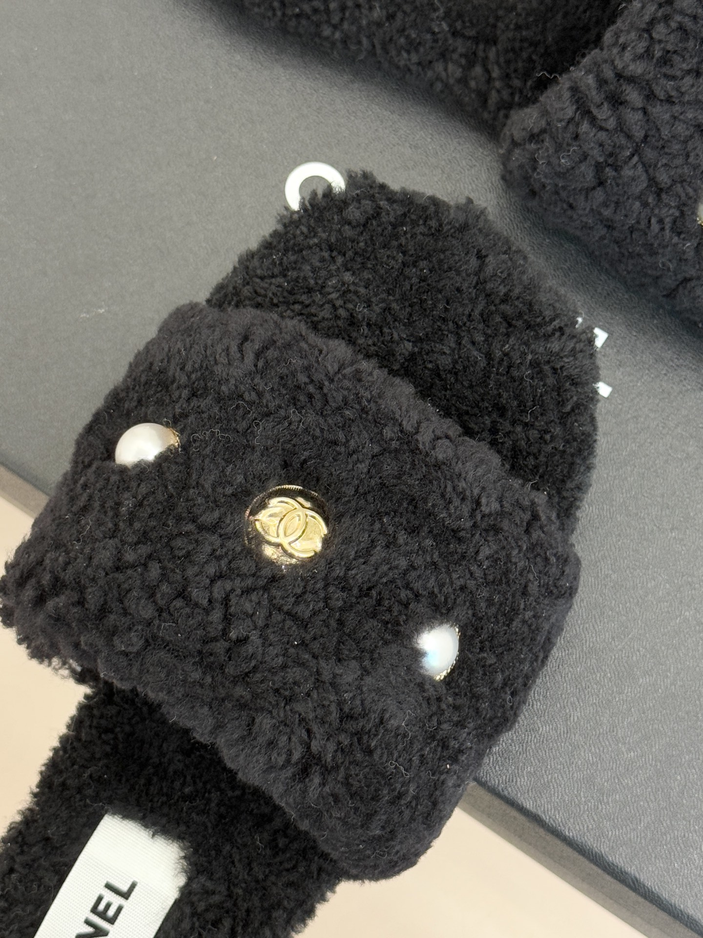 CHANE*｜小香经典双c珍珠毛拖这款毛拖把贵气感和舒适度拉满了～ 软乎乎的羊毛绒不扎肤珍珠+双C Lo