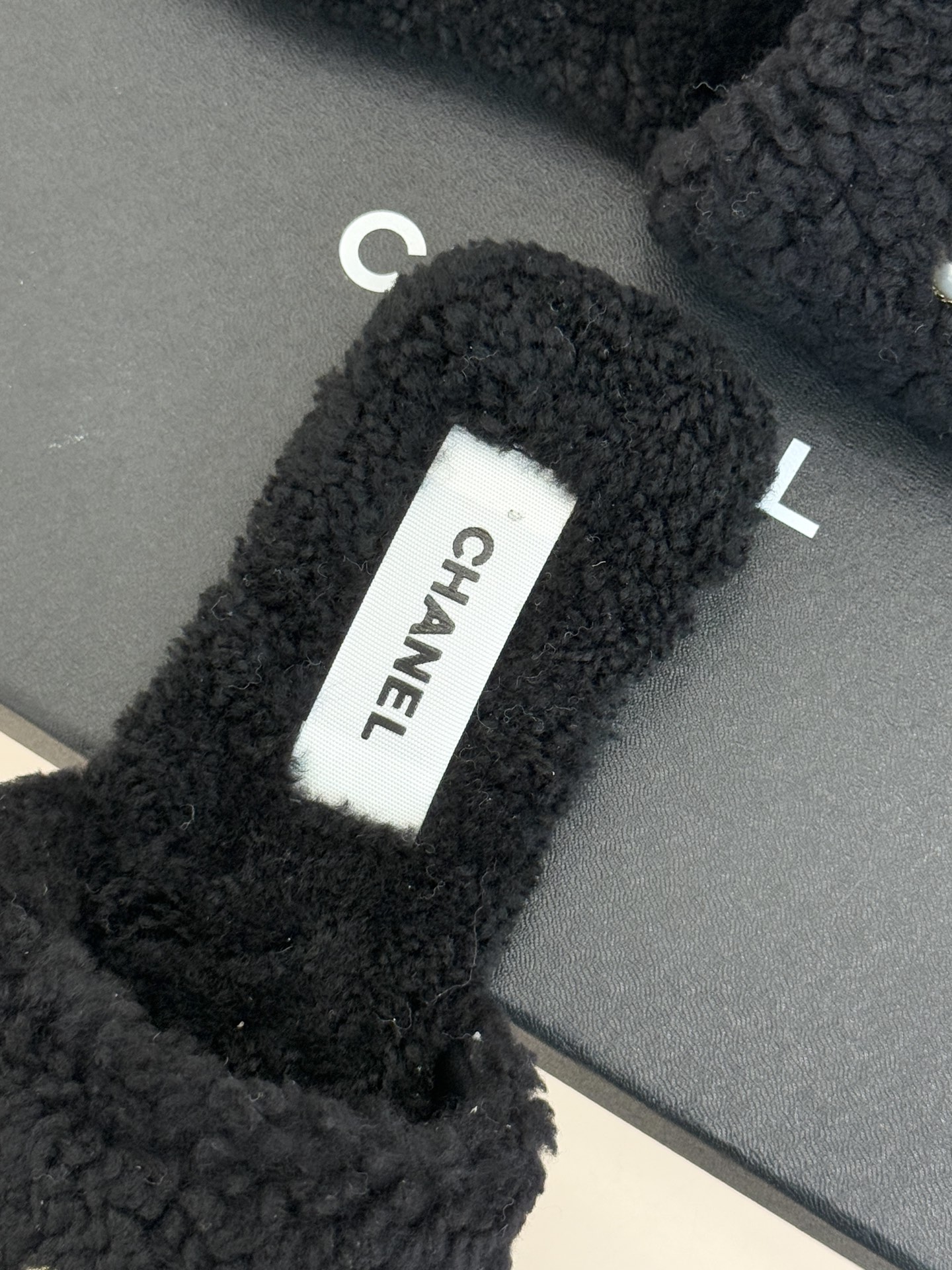 CHANE*｜小香经典双c珍珠毛拖这款毛拖把贵气感和舒适度拉满了～ 软乎乎的羊毛绒不扎肤珍珠+双C Lo