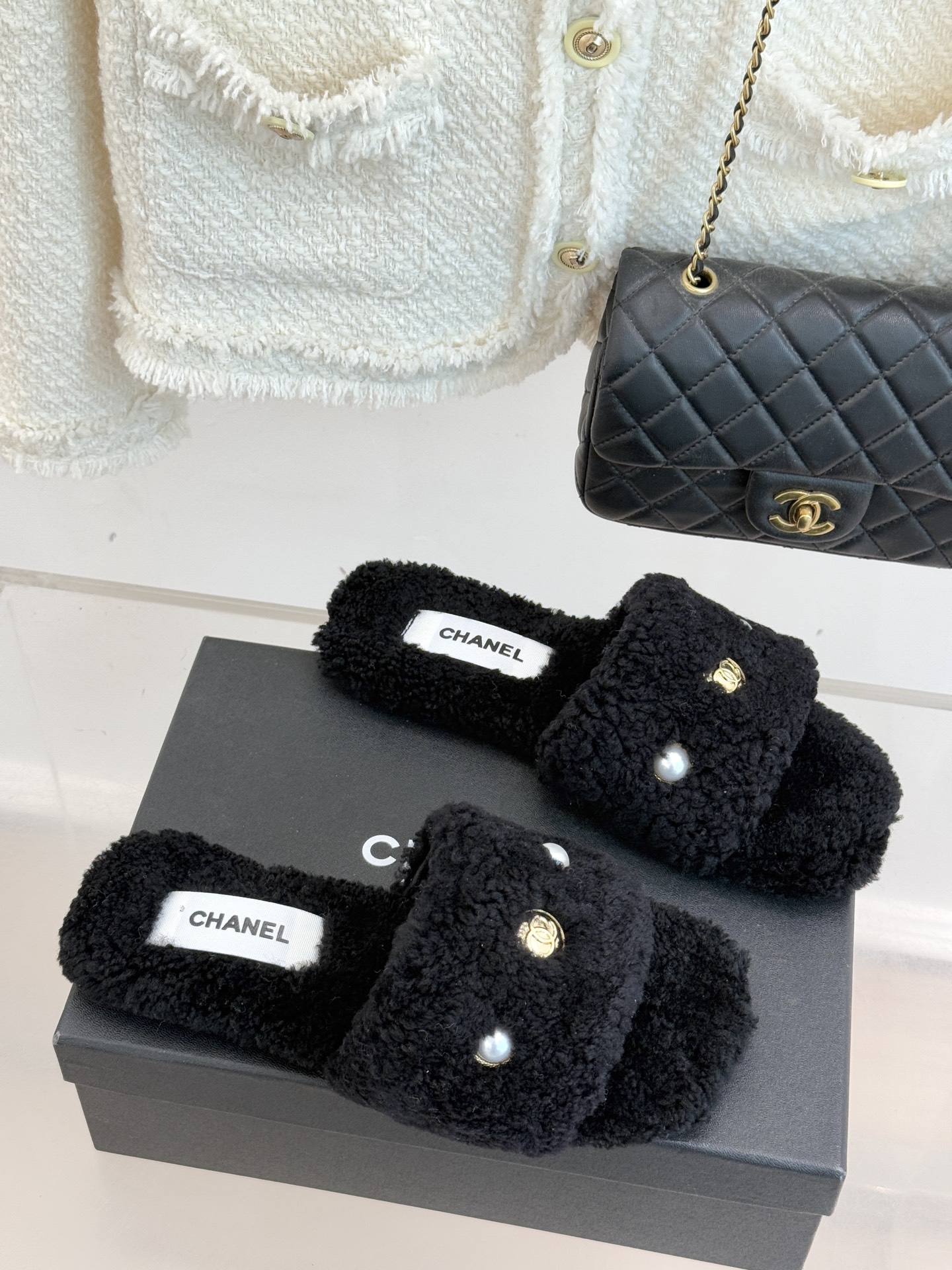 CHANE*｜小香经典双c珍珠毛拖这款毛拖把贵气感和舒适度拉满了～ 软乎乎的羊毛绒不扎肤珍珠+双C Lo