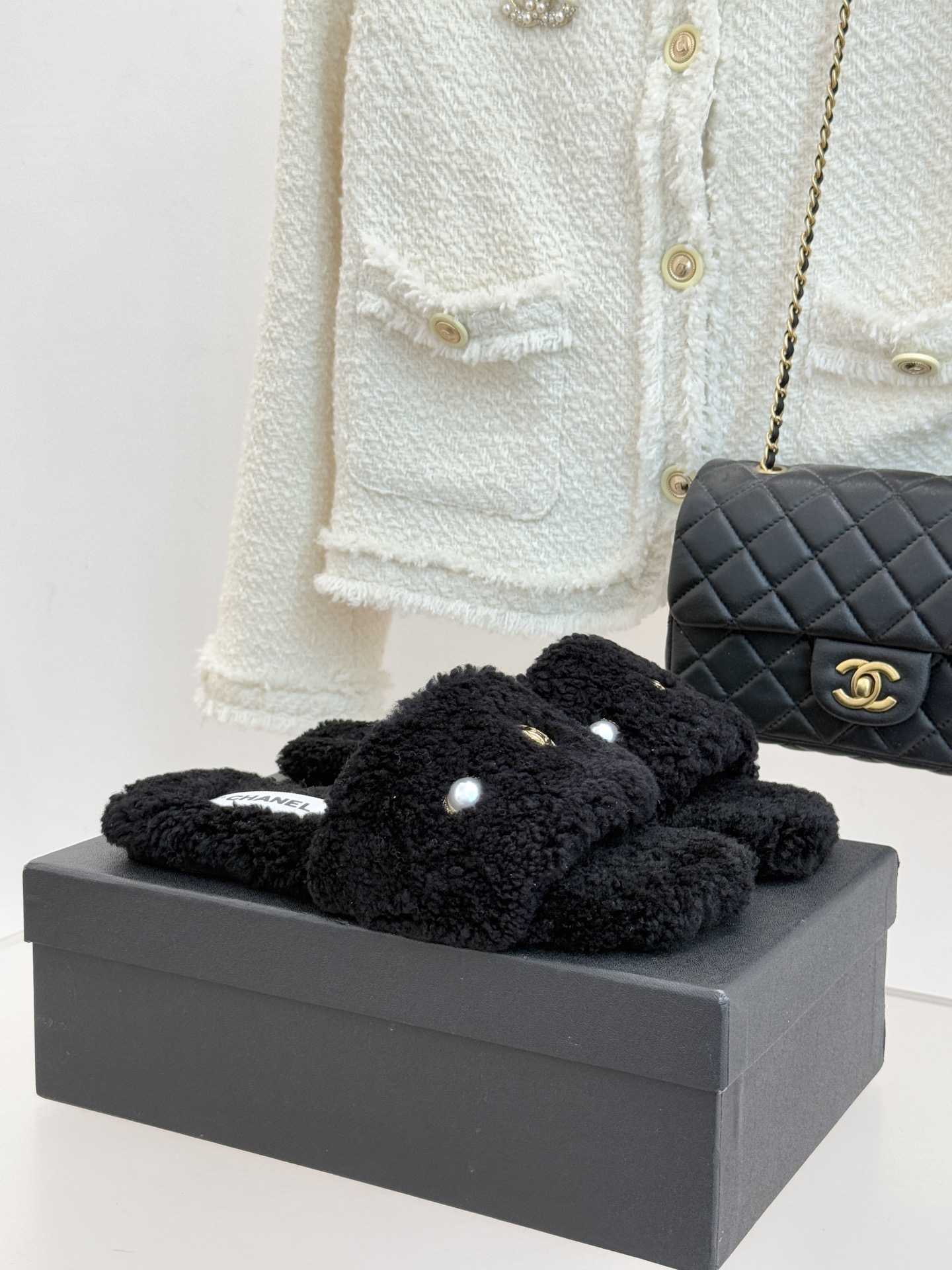 CHANE*｜小香经典双c珍珠毛拖这款毛拖把贵气感和舒适度拉满了～ 软乎乎的羊毛绒不扎肤珍珠+双C Lo