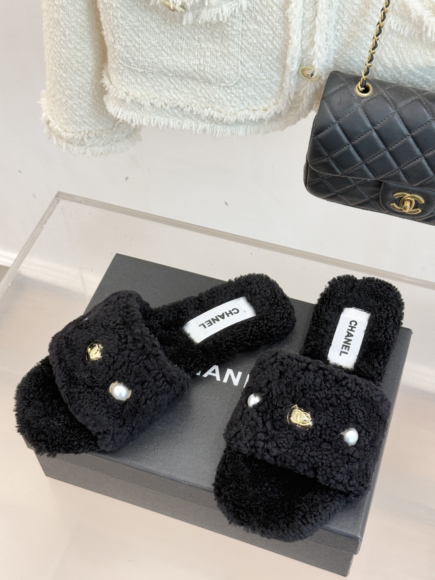 CHANE*｜小香经典双c珍珠毛拖这款毛拖把贵气感和舒适度拉满了～ 软乎乎的羊毛绒不扎肤珍珠+双C Lo