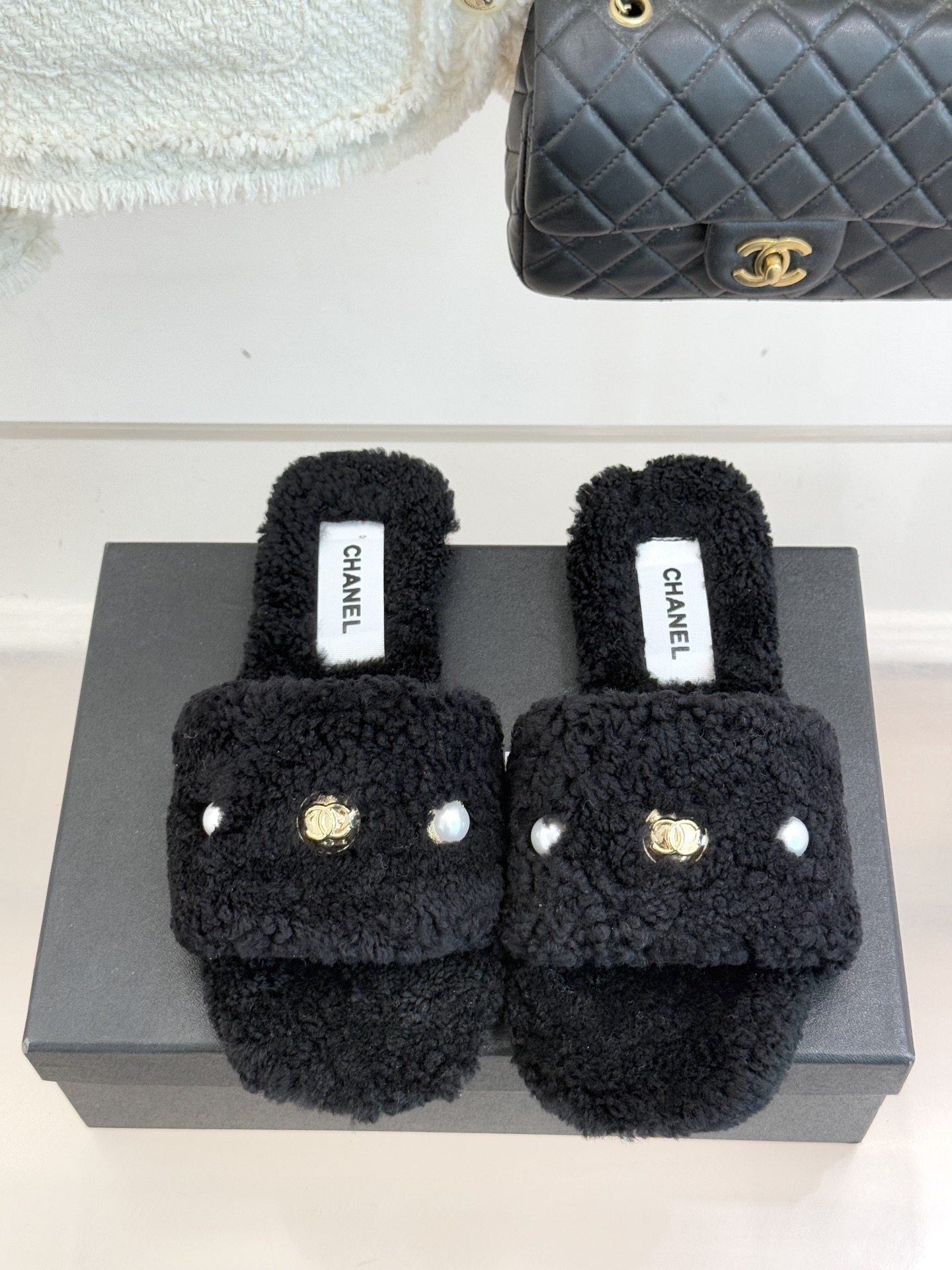 CHANE*｜小香经典双c珍珠毛拖这款毛拖把贵气感和舒适度拉满了～ 软乎乎的羊毛绒不扎肤珍珠+双C Lo