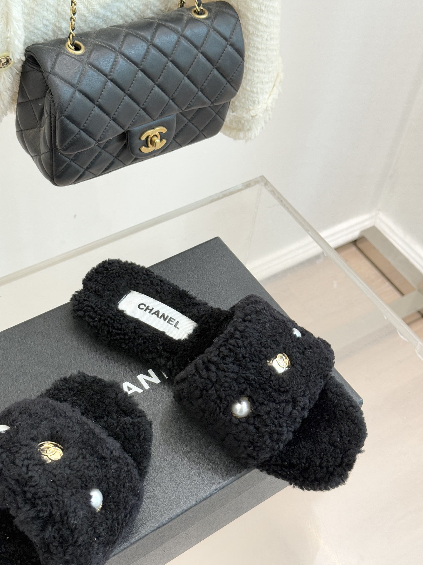 CHANE*｜小香经典双c珍珠毛拖这款毛拖把贵气感和舒适度拉满了～ 软乎乎的羊毛绒不扎肤珍珠+双C Lo