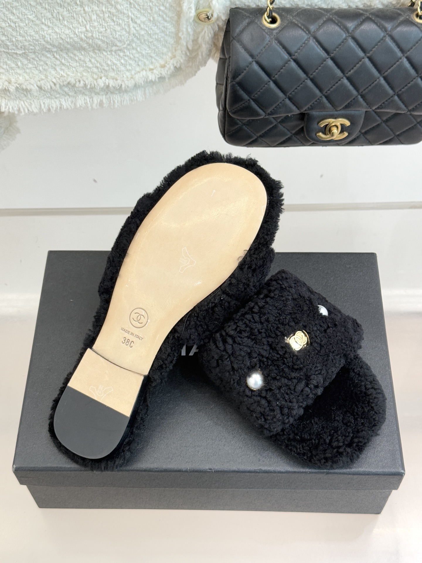 CHANE*｜小香经典双c珍珠毛拖这款毛拖把贵气感和舒适度拉满了～ 软乎乎的羊毛绒不扎肤珍珠+双C Lo