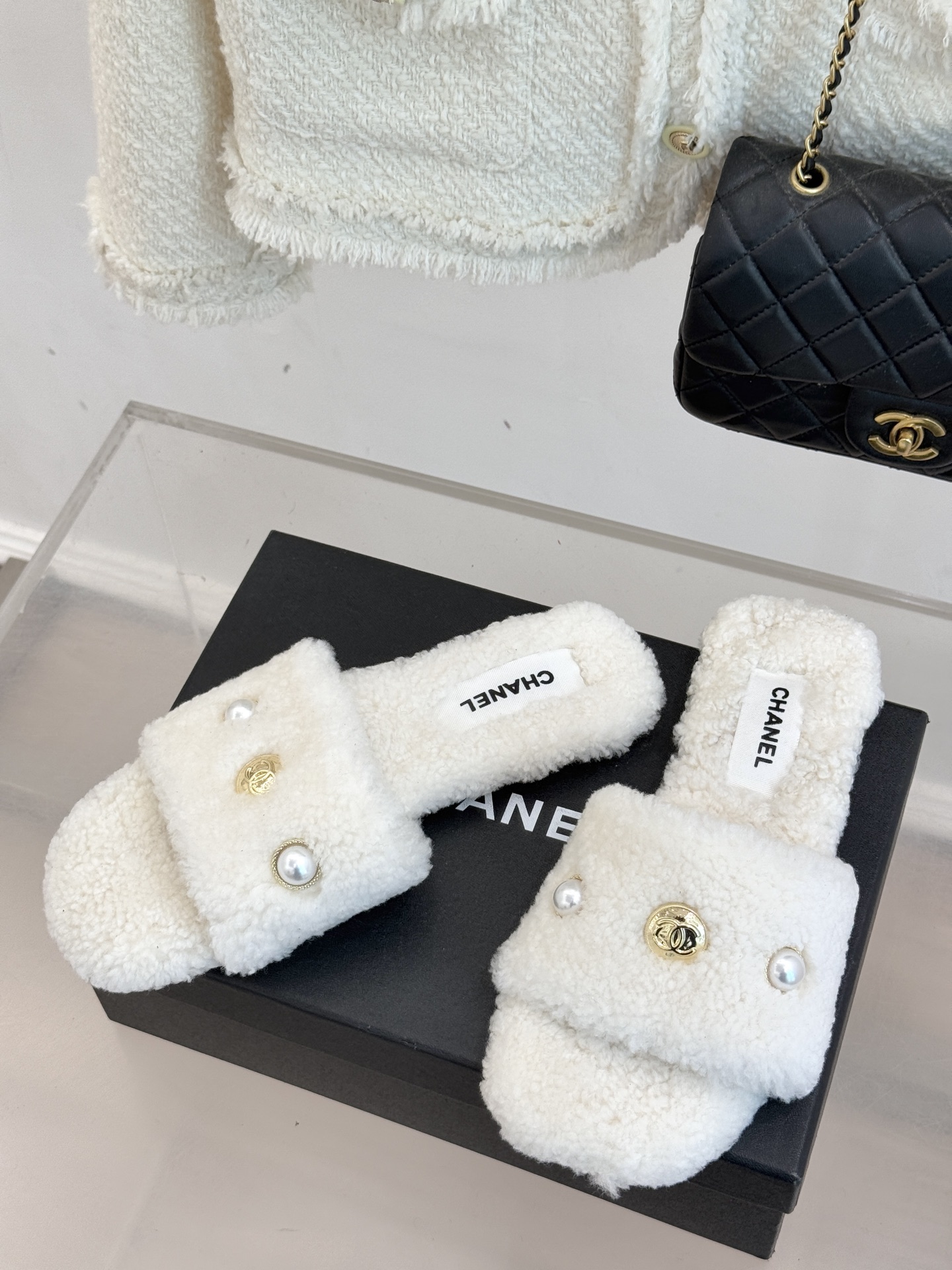 CHANE*｜小香经典双c珍珠毛拖这款毛拖把贵气感和舒适度拉满了～ 软乎乎的羊毛绒不扎肤珍珠+双C Lo